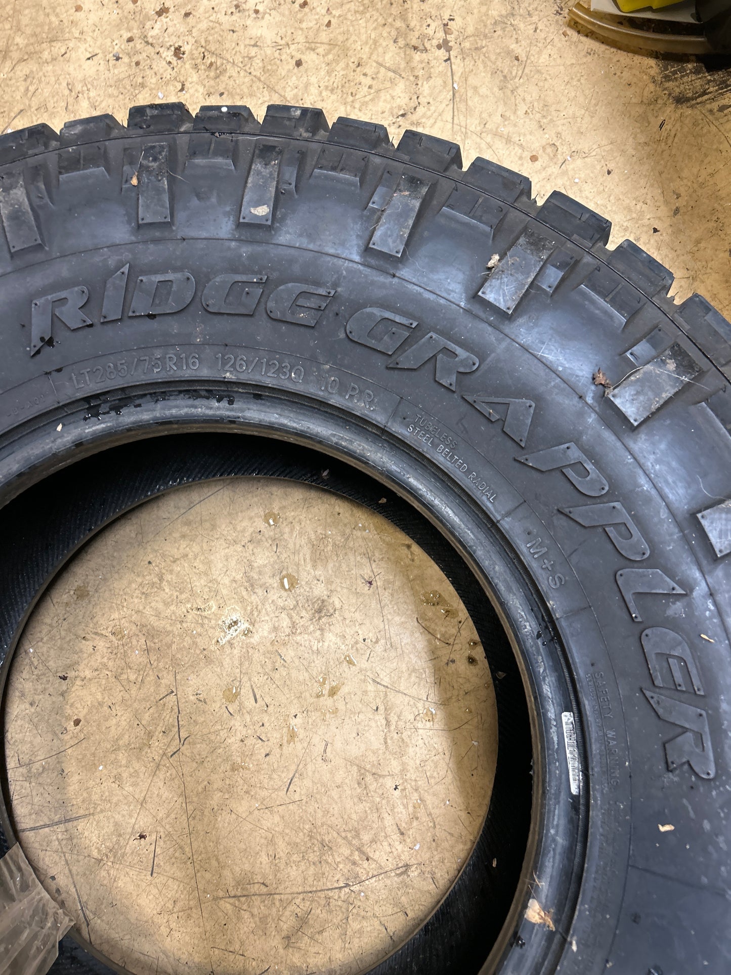 USED 14/32 NITTO RIDGE GRAPPLER  LT 285/75R16 126/123Q RUGGED TERRAIN TIRE 217620