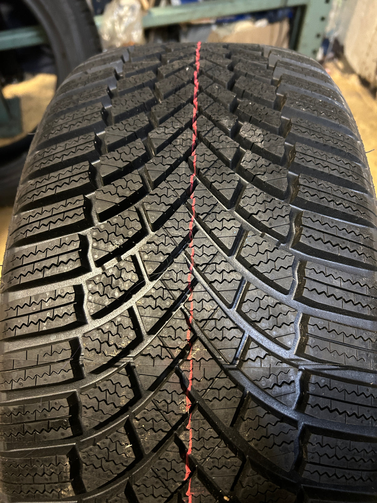 2 BRIDGESTONE BLIZZAK LM005 BSW P 225 40 18 92V XL WINTER TIRE 013779