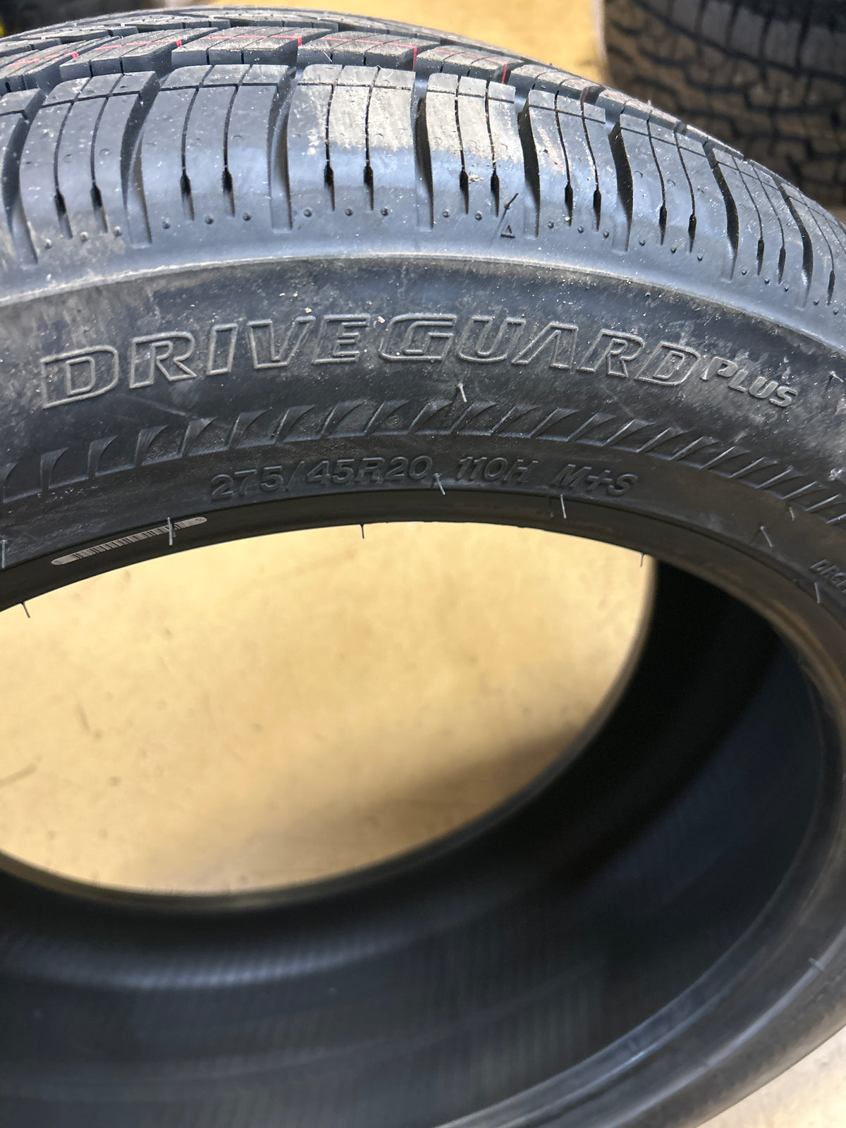 BRIDGESTONE DRIVEGUARD+ RFT BSW P275 45 20 XL 110H ALL SEASON TIRE 020055