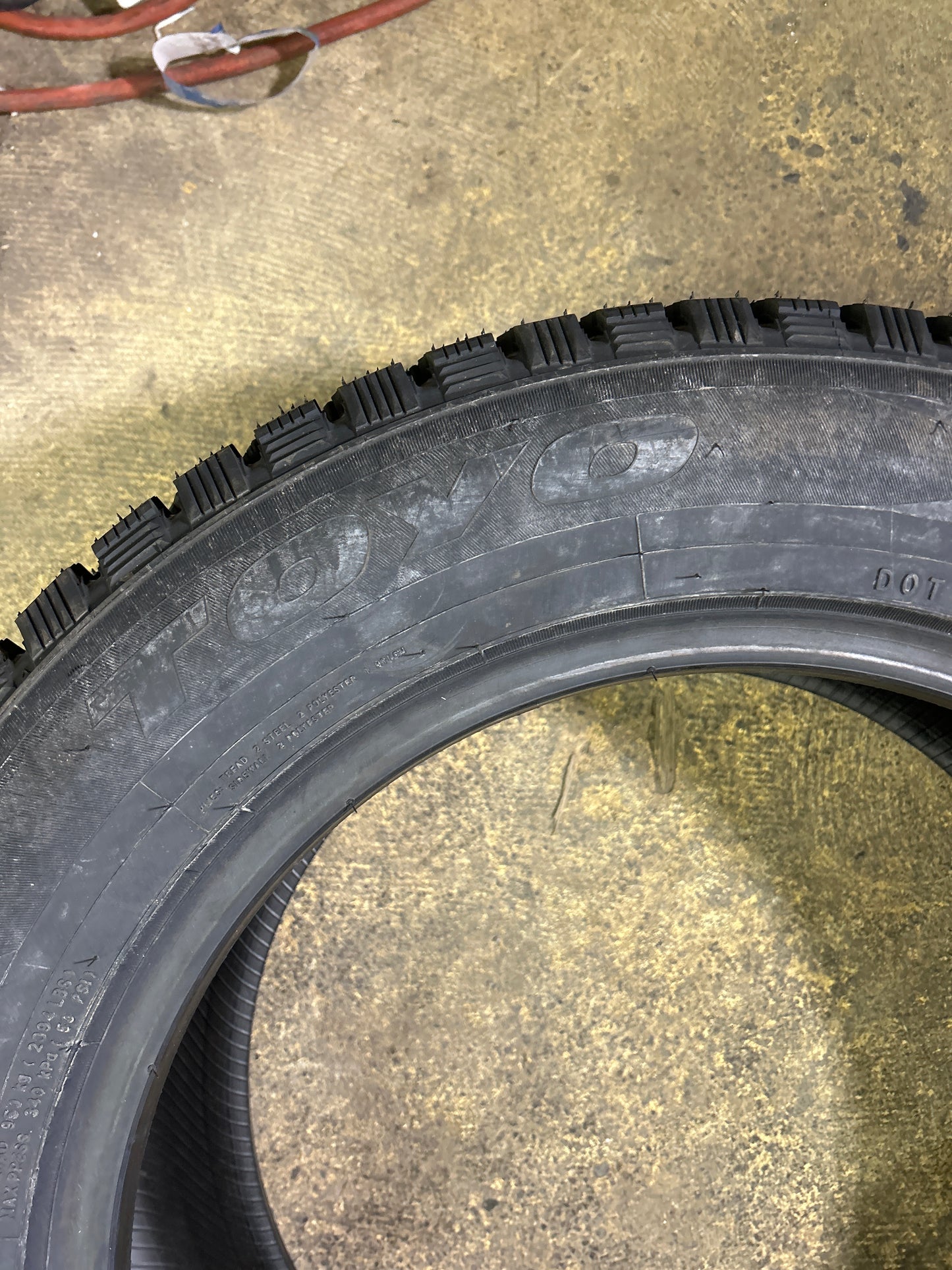 TOYO OBSERVE G3-ICE STUDDABLE BSW  235 60 17 106T WINTER TIRE 139360