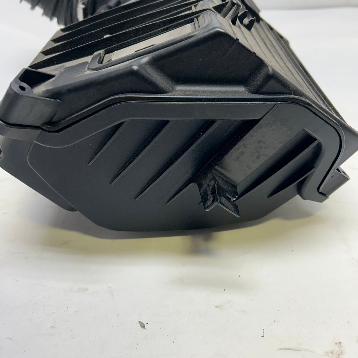 PORSCHE AIR FILTER AND HOUSING ASSEMBLY SLIGHT DAMAGE SHOWN  99711002231
