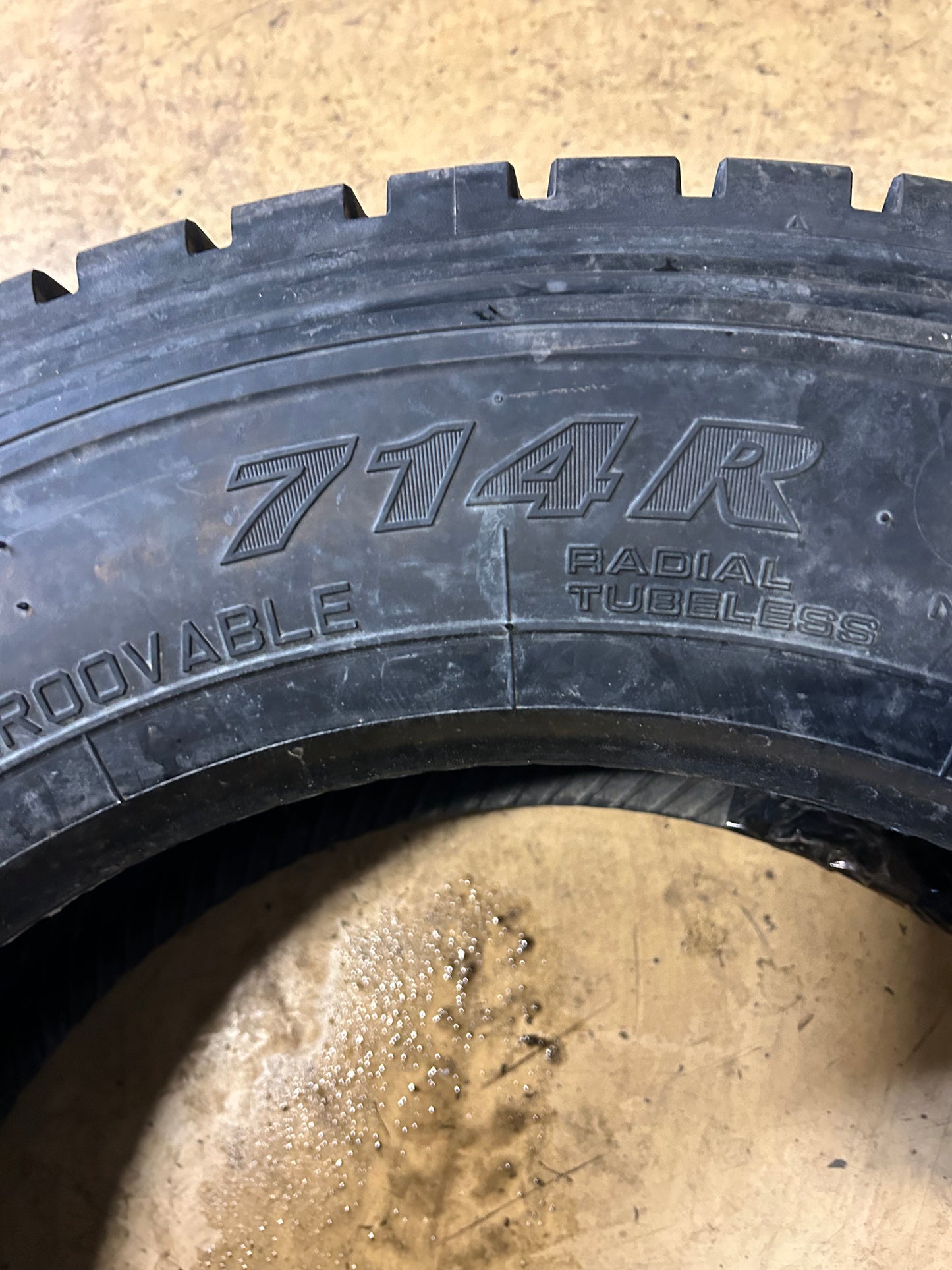 YOKOHAMA 714R BSW  225 70 19.5 128/126L 14PLY DRIVE TIRE 120171401