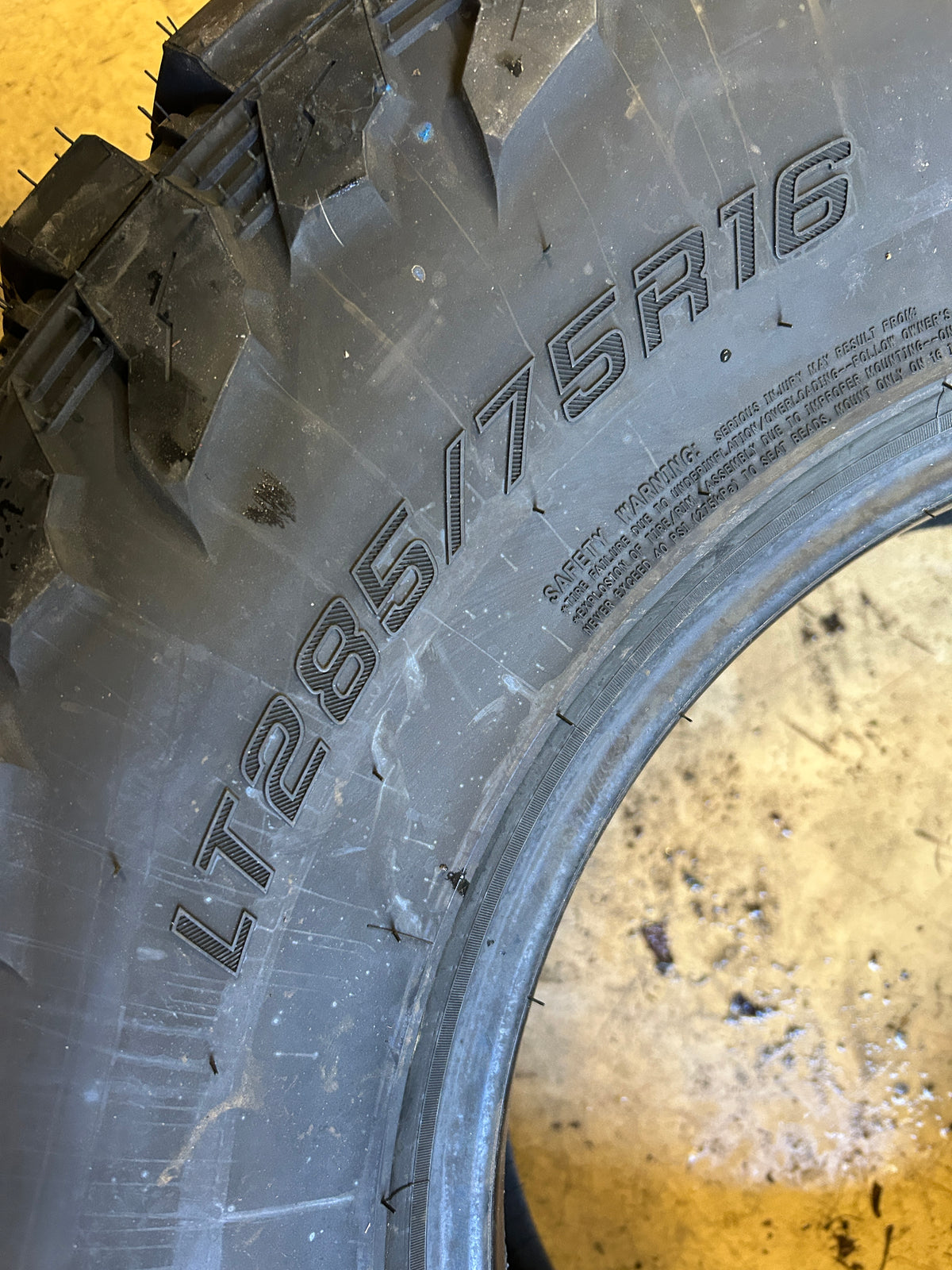 LANDSPIDER WILDTRAXX M/T BSW LT 285 75 16 126/123Q 10PLY MUD TIRE EMT005