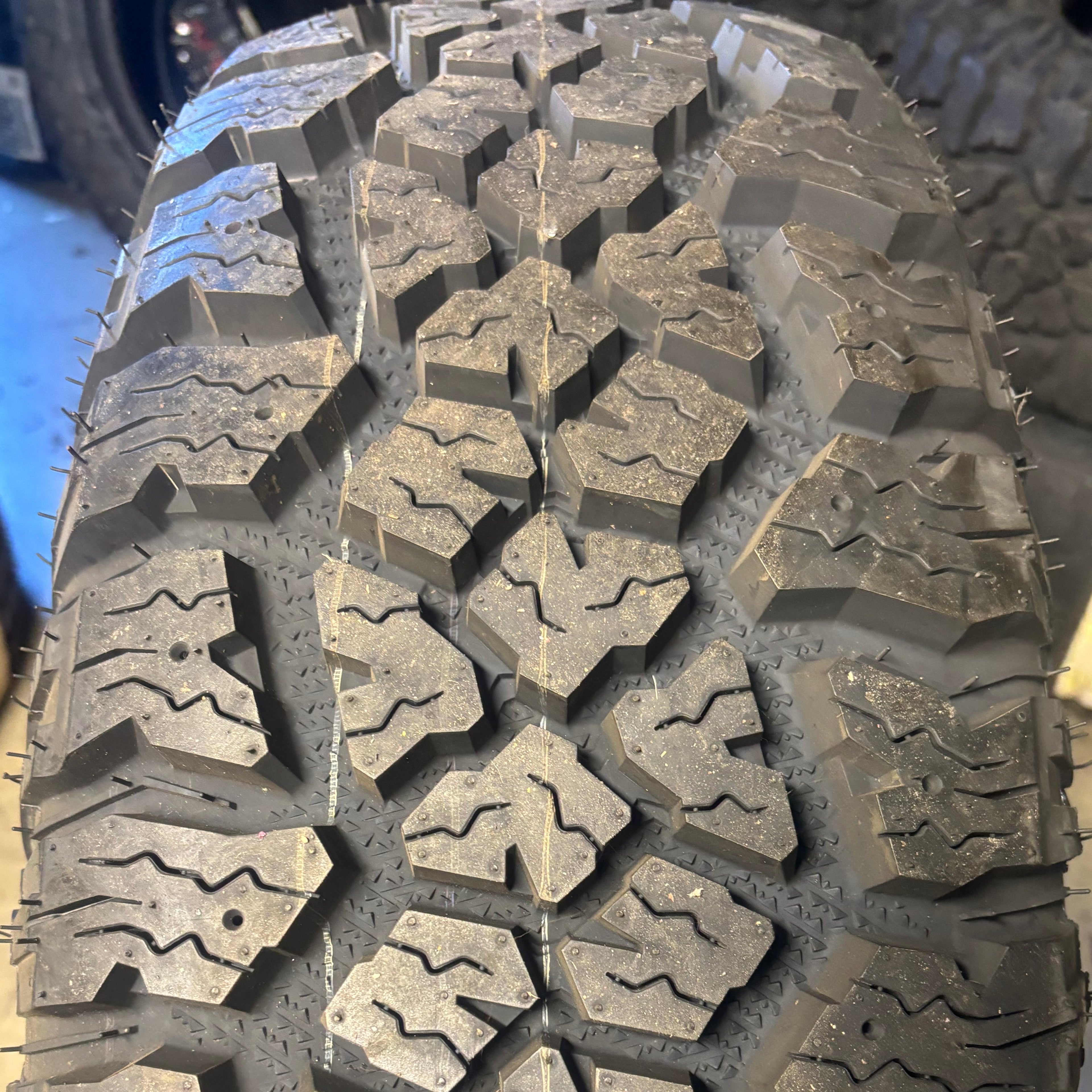 NOS DELIUM TERRA RAIDER A/T KU-257 BSW LT 275 65 20 126123Q 10PLY ALL TERRAIN TIRE D267625