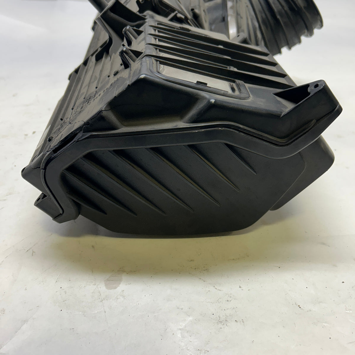 PORSCHE AIR FILTER AND HOUSING ASSEMBLY SLIGHT DAMAGE SHOWN  99711002231