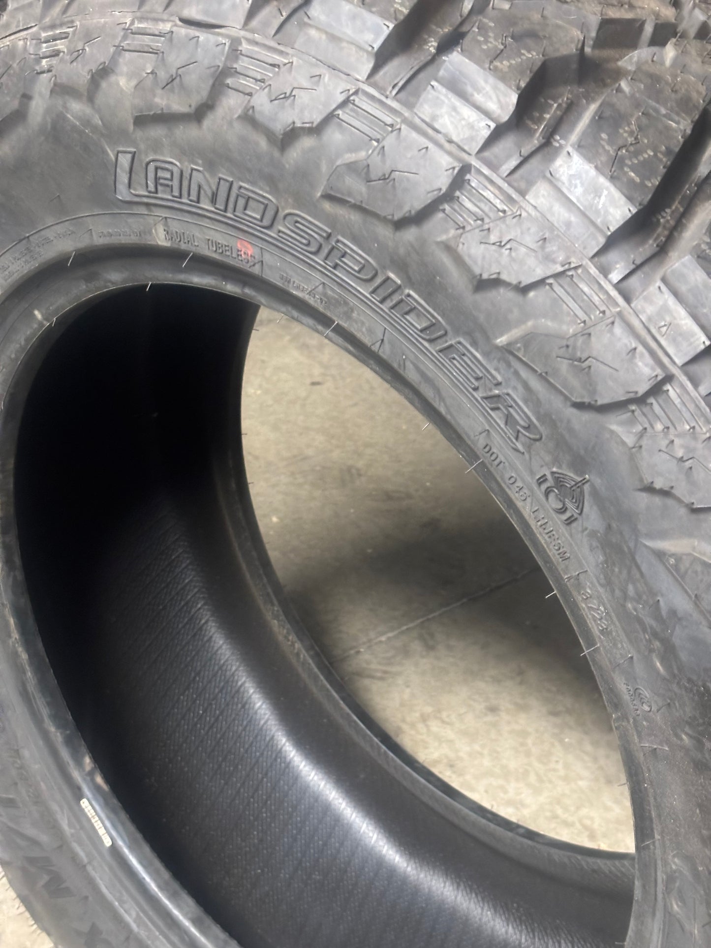 LANDSPIDER WILDTRAXX M/T  BSW LT  35 12.5 20 121Q LRE 10 PLY MUD TERRAIN TIRE EMT018
