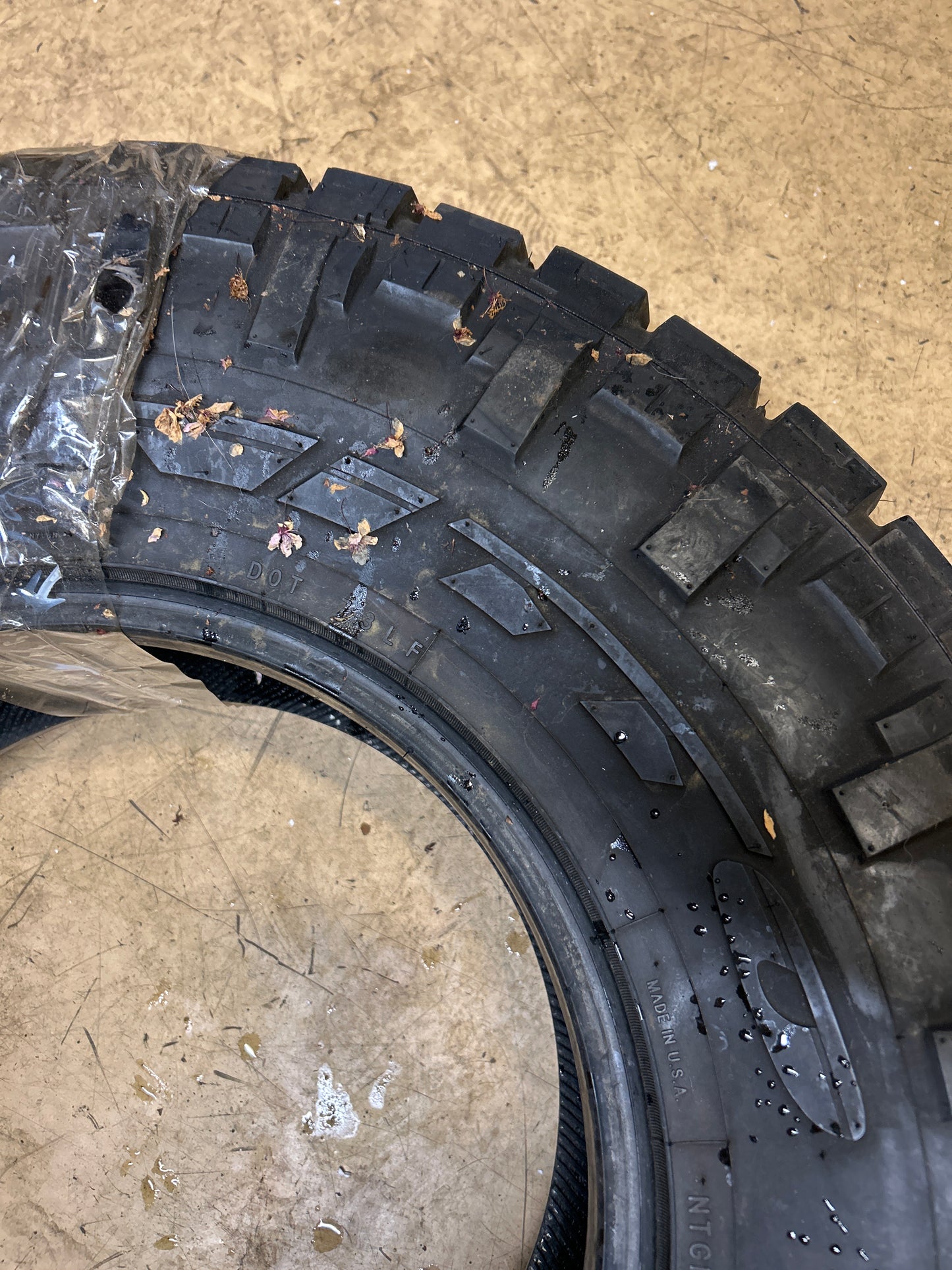USED 14/32 NITTO RIDGE GRAPPLER  LT 285/75R16 126/123Q RUGGED TERRAIN TIRE 217620