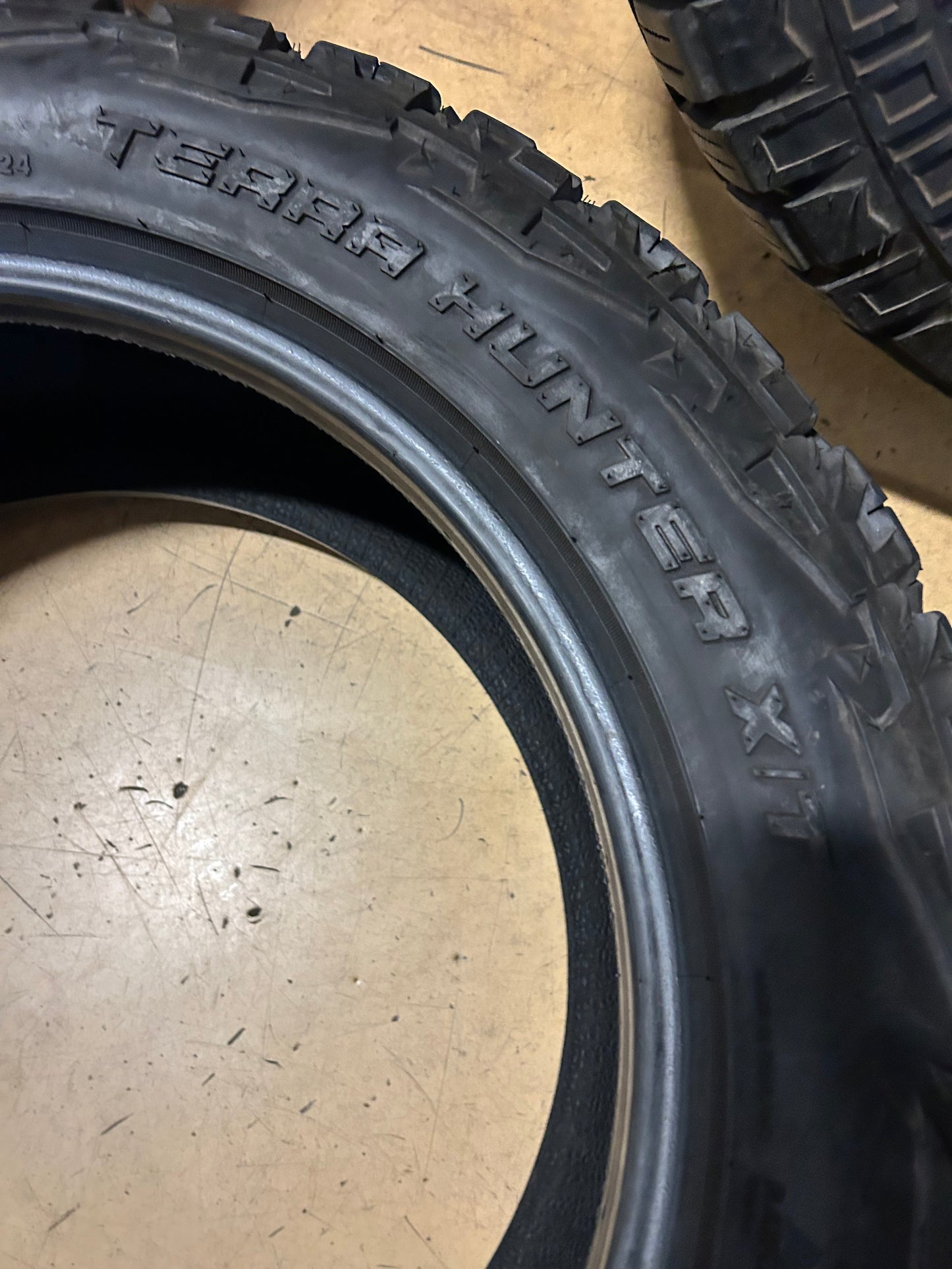 USED 14/32” VENOM POWER TERRA HUNTER X/T LT 285 50 20 119/116S 10PLY TIRE TVPXT21