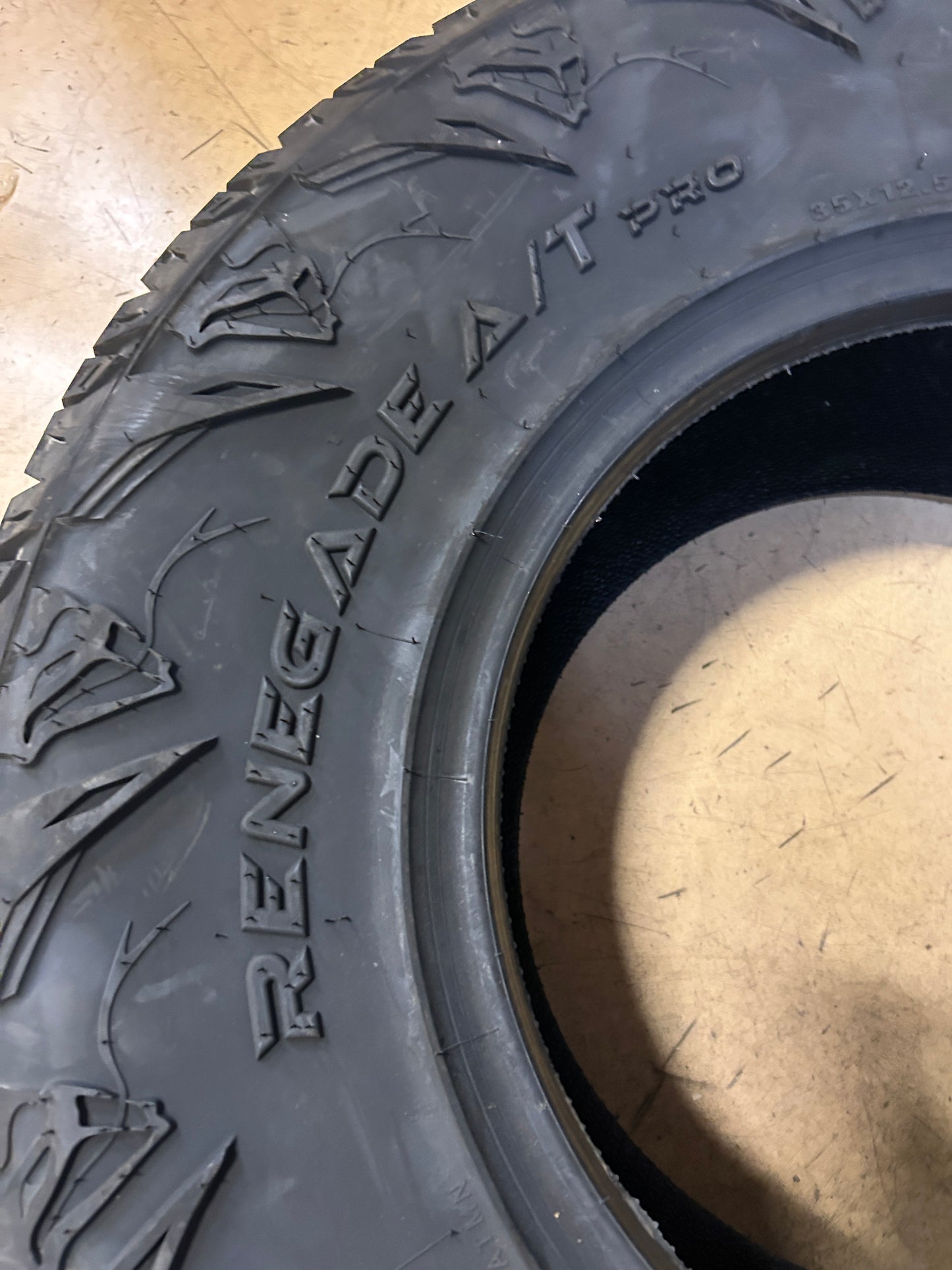 RADAR RENEGADE A/T PRO BSW LT 35 12.5 17 121R 10PLY ALL TERRAIN TIRE RACSTH0003