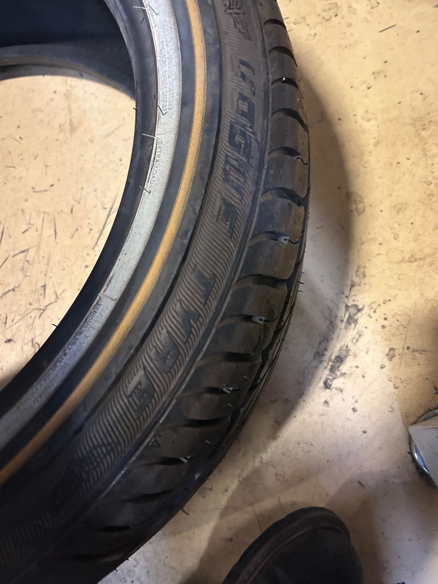 VOGUE CUSTOM BUILT RADIAL XIII WG P 235 55 20 105H XL ALL SEASON TIRE 02213200