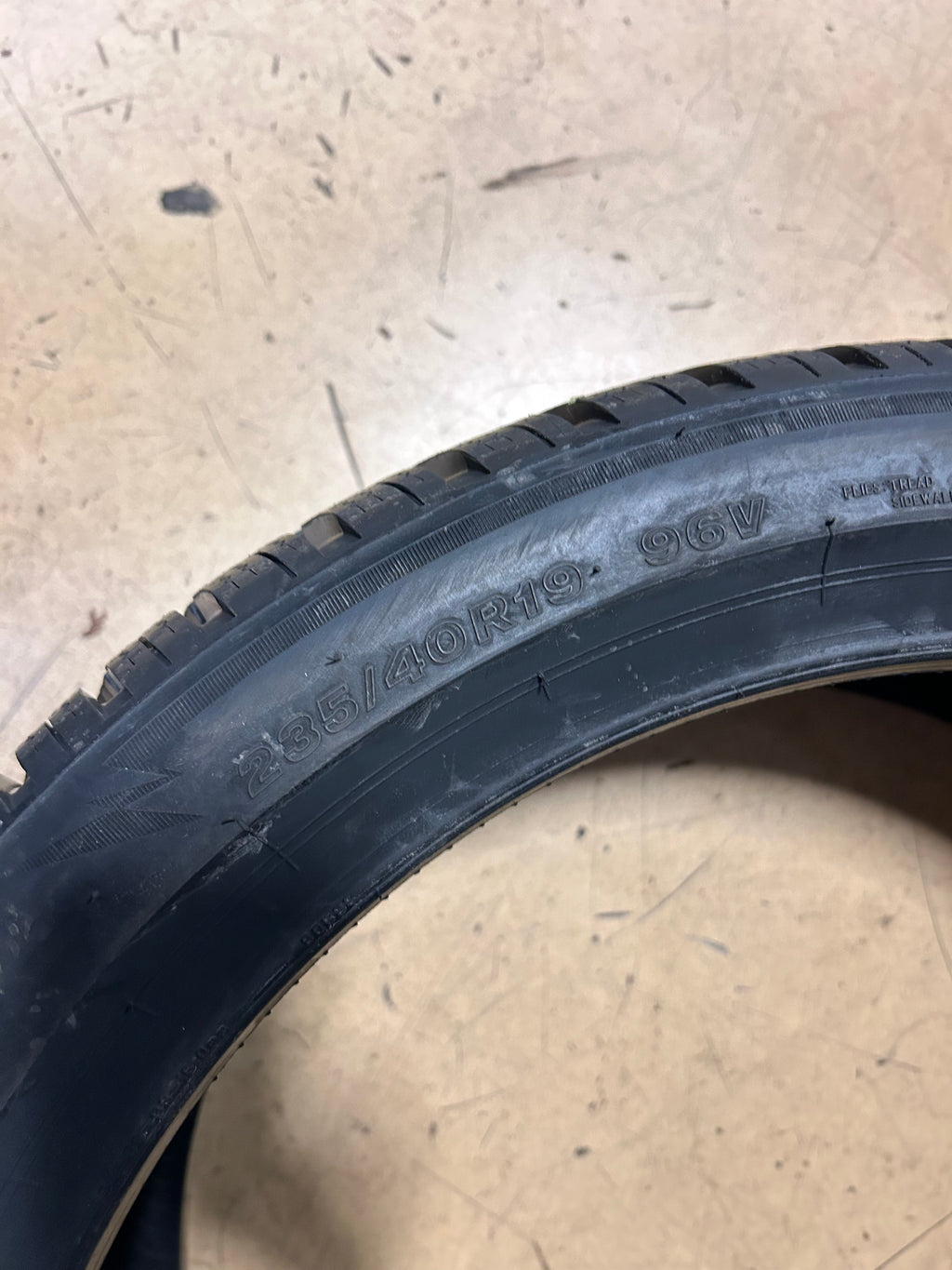 BRIDGESTONE BLIZZAK LM005 P 235 40 19 96V XL PERFORMANCE WINTER TIRE 015188