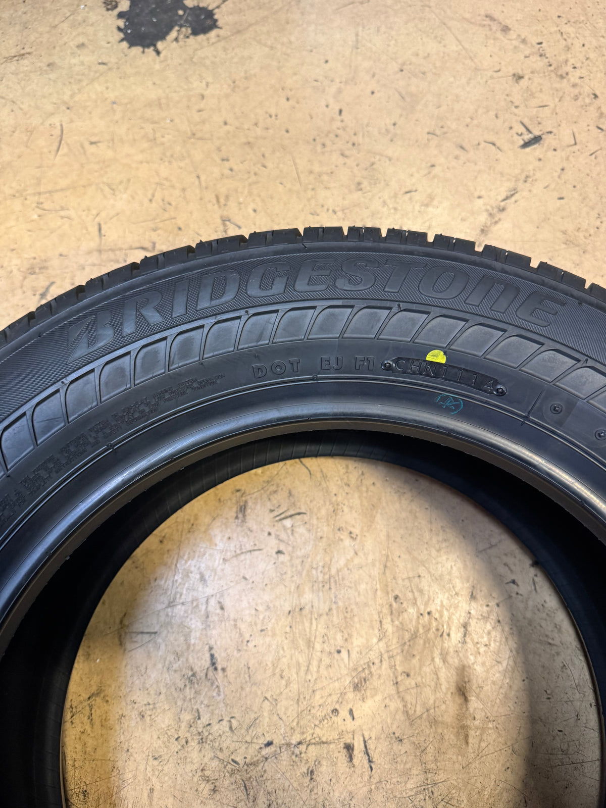 2 NOS BRIDGESTONE DRIVEGUARD RFT BSW P 215 60 16 95V ALL SEASON TIRE 011561