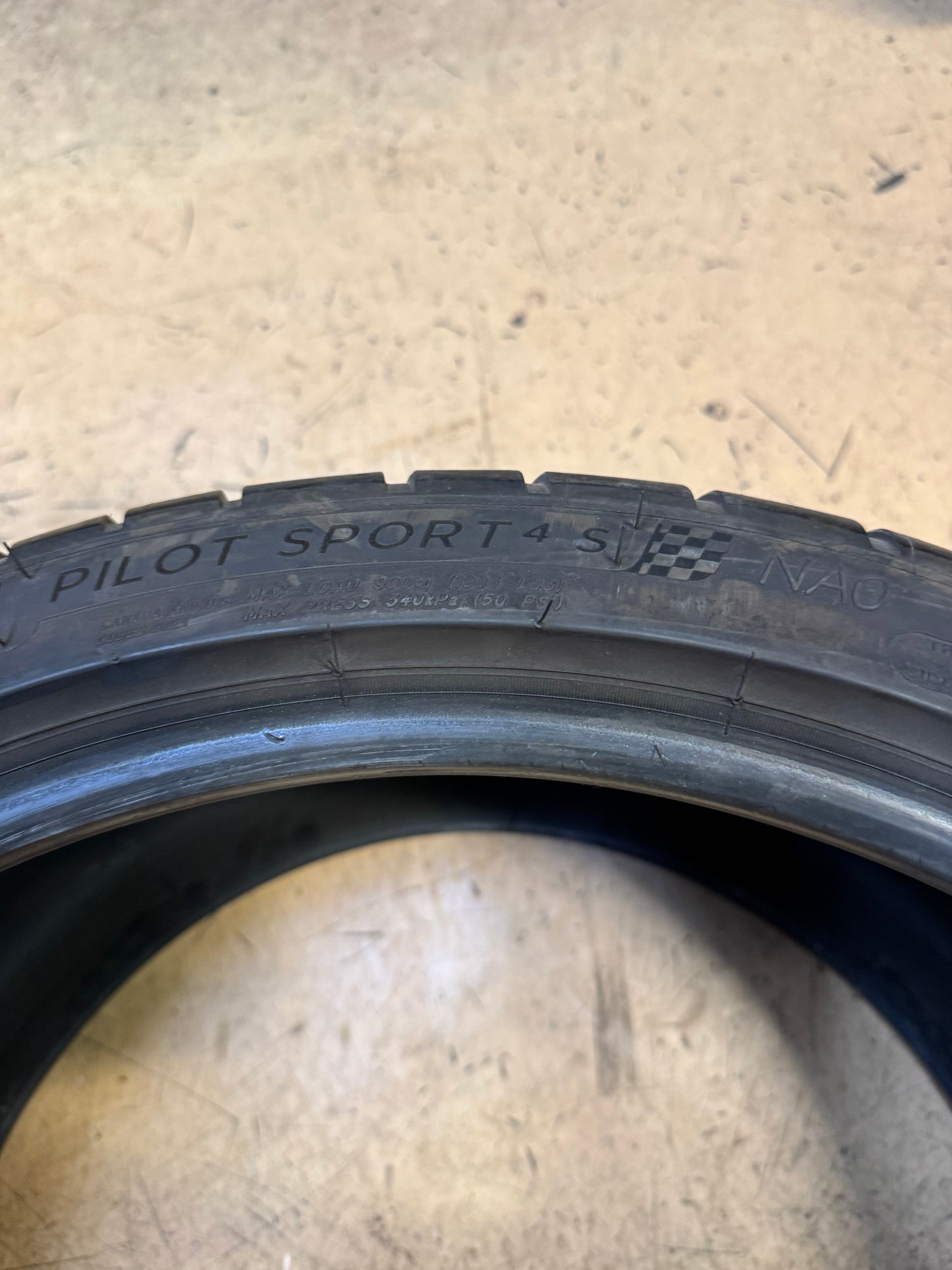 USED 5/32” MICHELIN PILOT SPORT 4S BSW P 305 30 21 104Y XL UHP SUMMER TIRE 88176