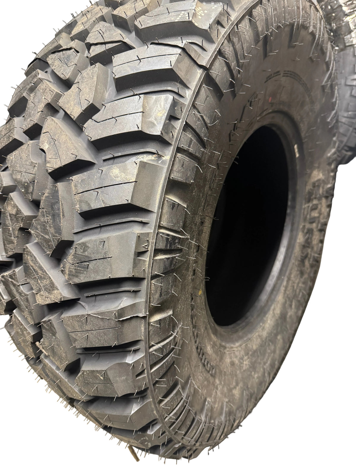 FURY COUNTRY HUNTER MT II BSW LT 37 13.5 17 131Q 10PLY MUD TERRAIN TIRE FCHII37135017A