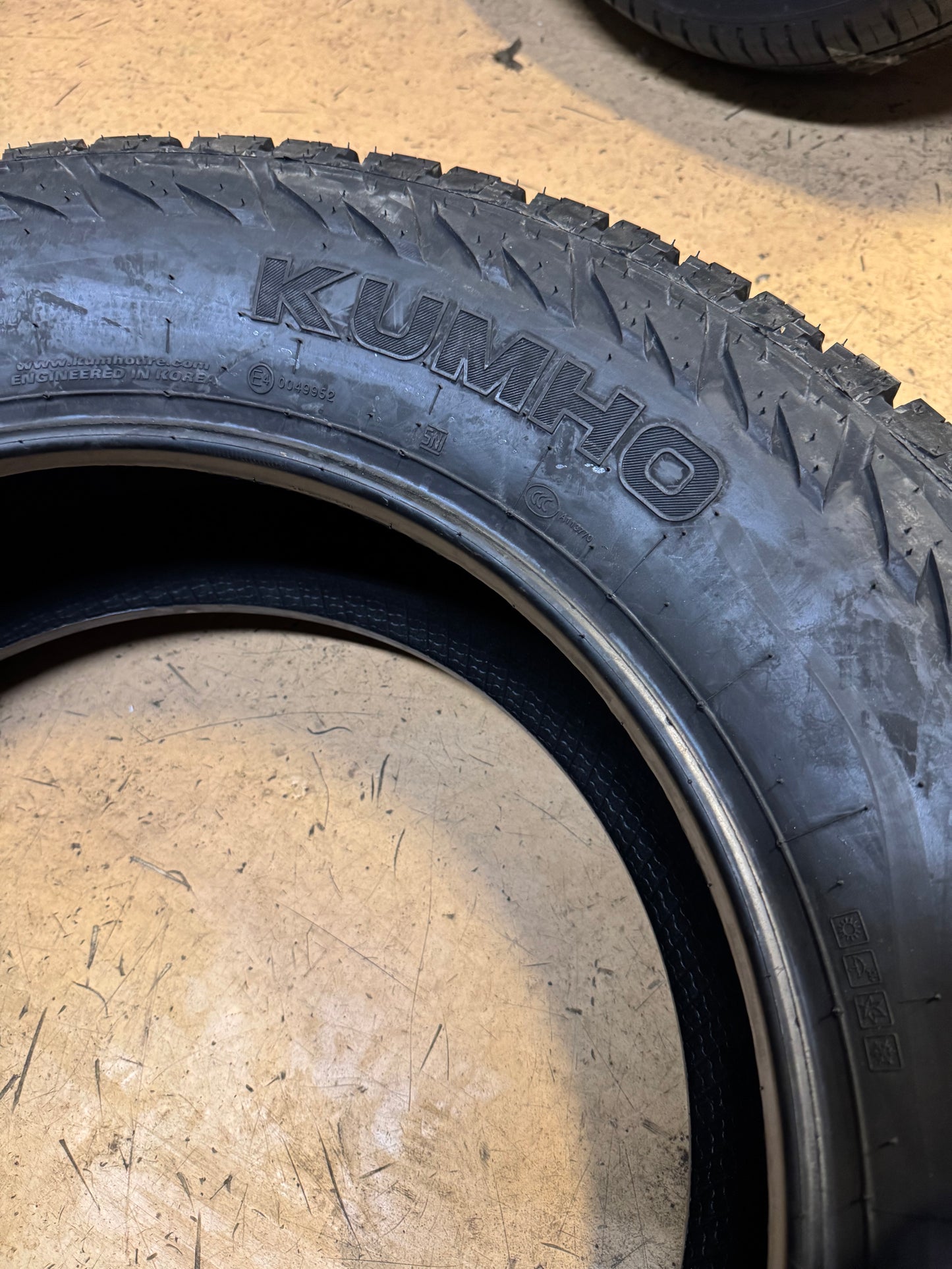 KUMHO ROAD VENTURE AT52 BSW LT 275 65 20 126/123S 10PLY ALL TERRAIN TIRE 2283833