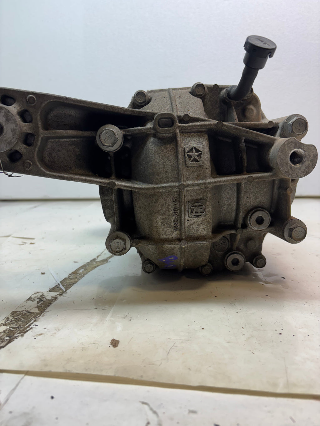 USED GENUINE MOPAR REAR AXLE DIFFERENTIAL CHRYSLER 300 DODGE CHARGER 6815936AC