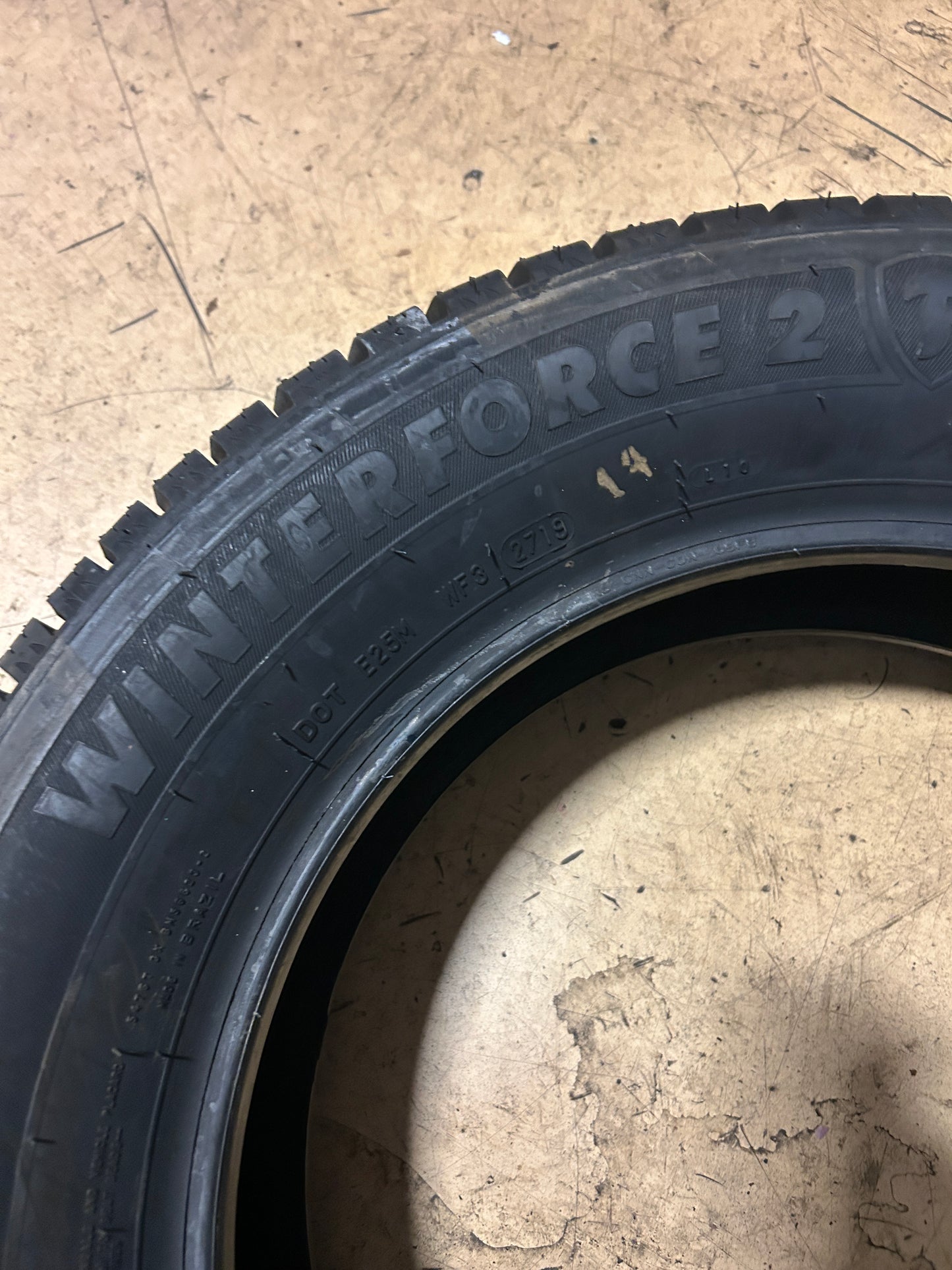 2 NOS FIRESTONE WINTERFORCE 2 BSW P 215 60 16 95S WINTER TIRE 149133