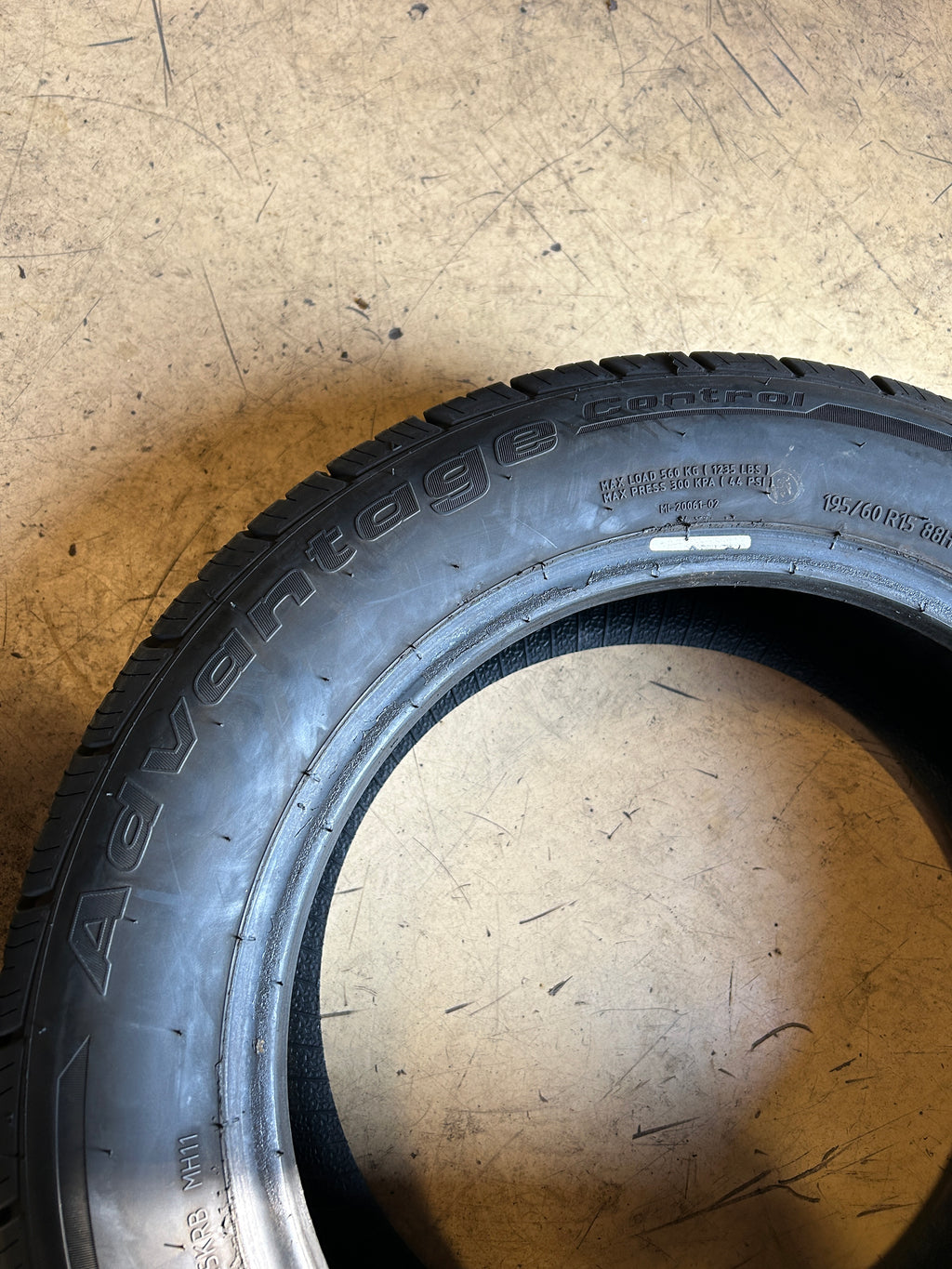 USED 11/32” BFGOODRICH ADVANTAGE CONTROL P 195 60 15 88H ALL SEASON TIRE 11824