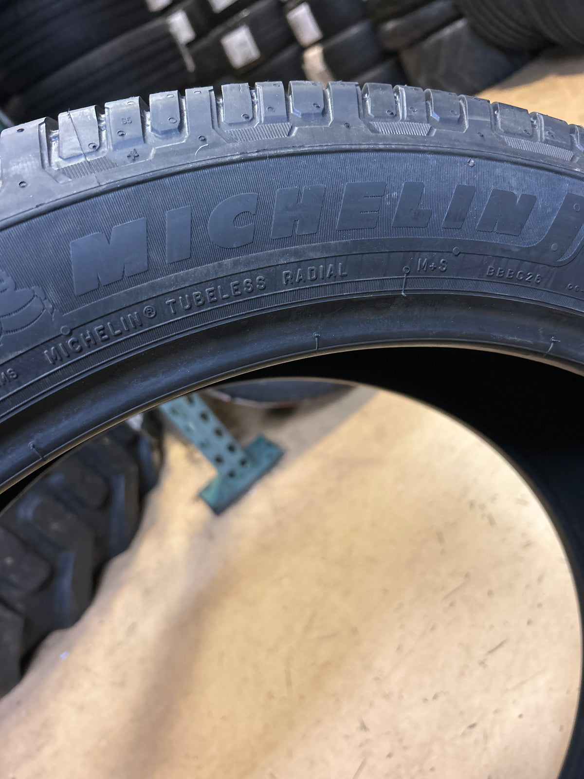 MICHELIN DEFENDER LTX M/S 2 BSW P 305 40 22 114H XL ALL SEASON TIRE 85293