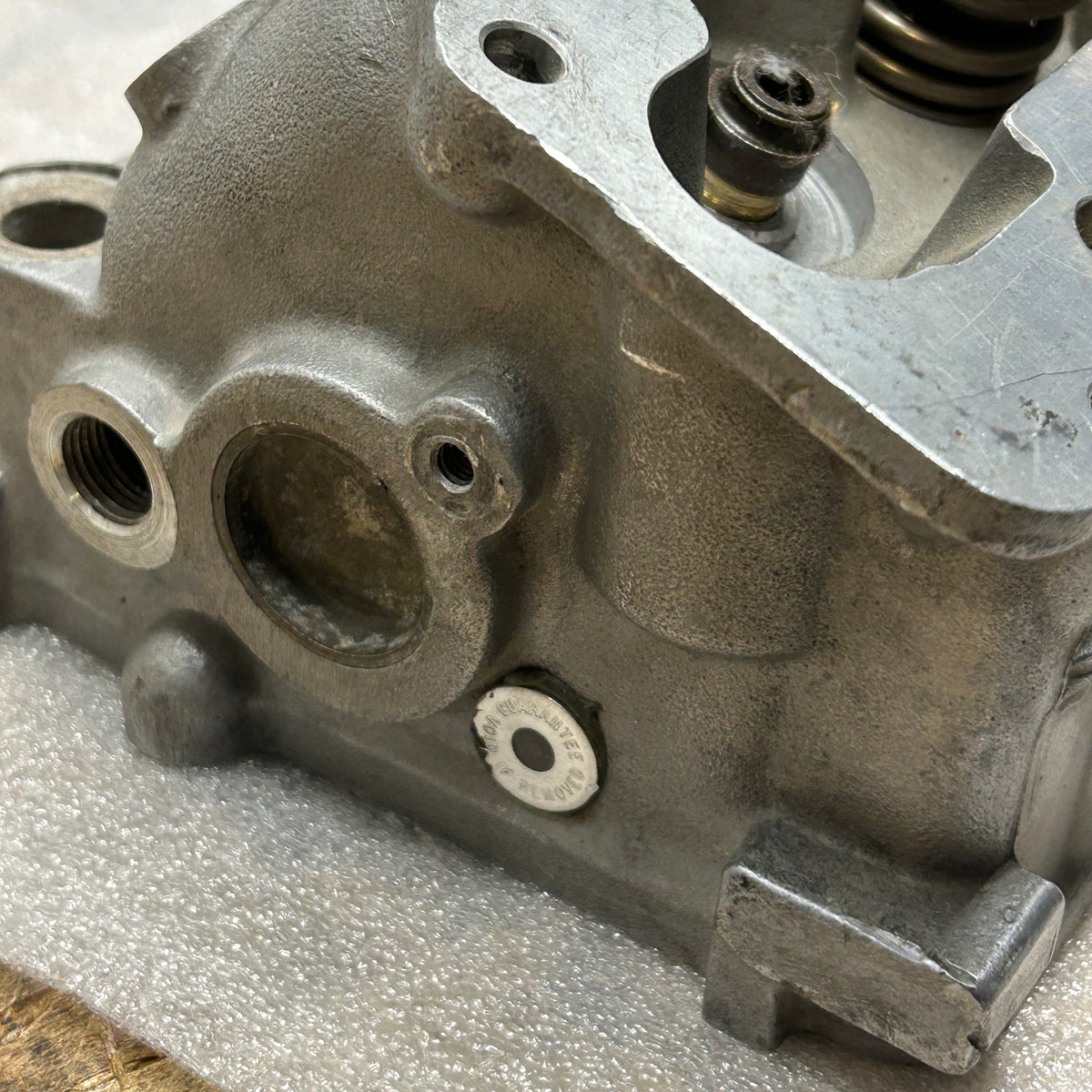 PORSCHE 928 S2 4.7L V8 CYLINDER HEAD MISSING PARTS 9281043483R