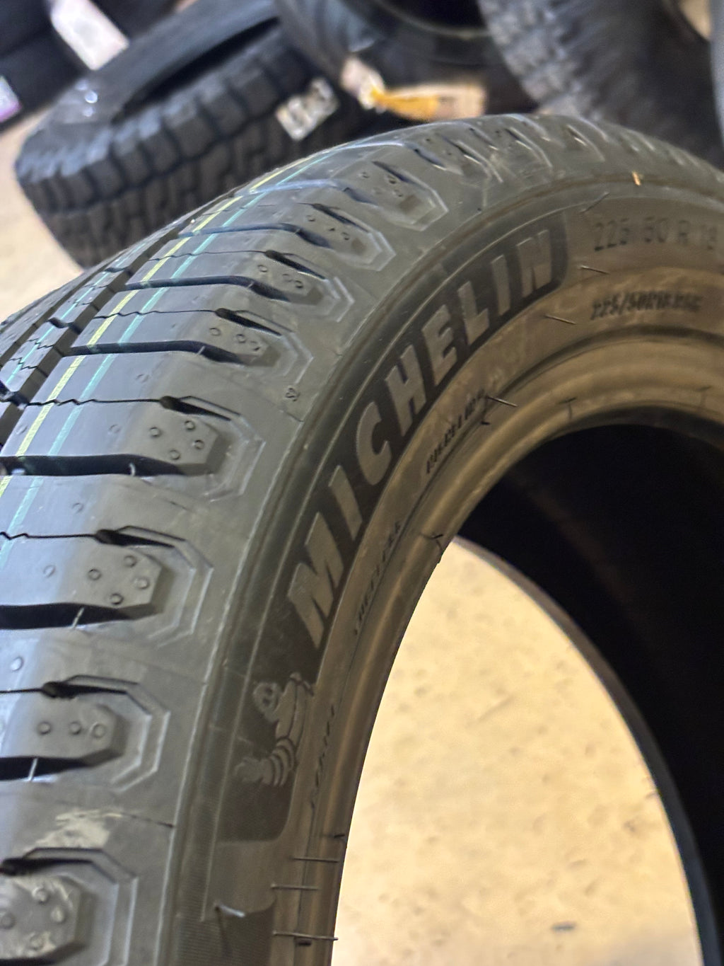 MICHELIN DEFENDER 2 BSW P 225 50 18 95H SL ALL SEASON TIRE 47584
