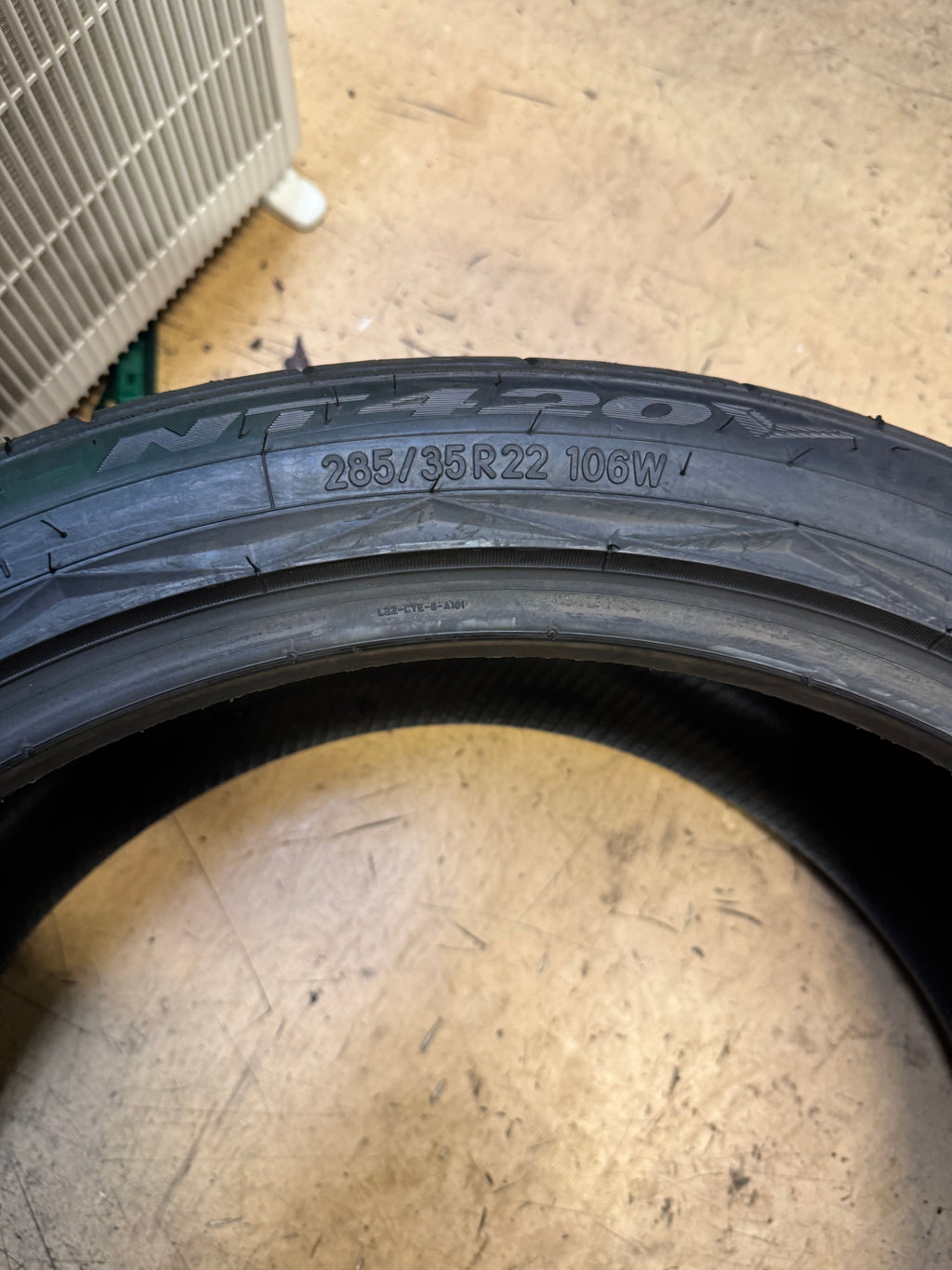 NITTO NT420V BSW P 285 35 22 106W XL ALL SEASON TIRE 206760