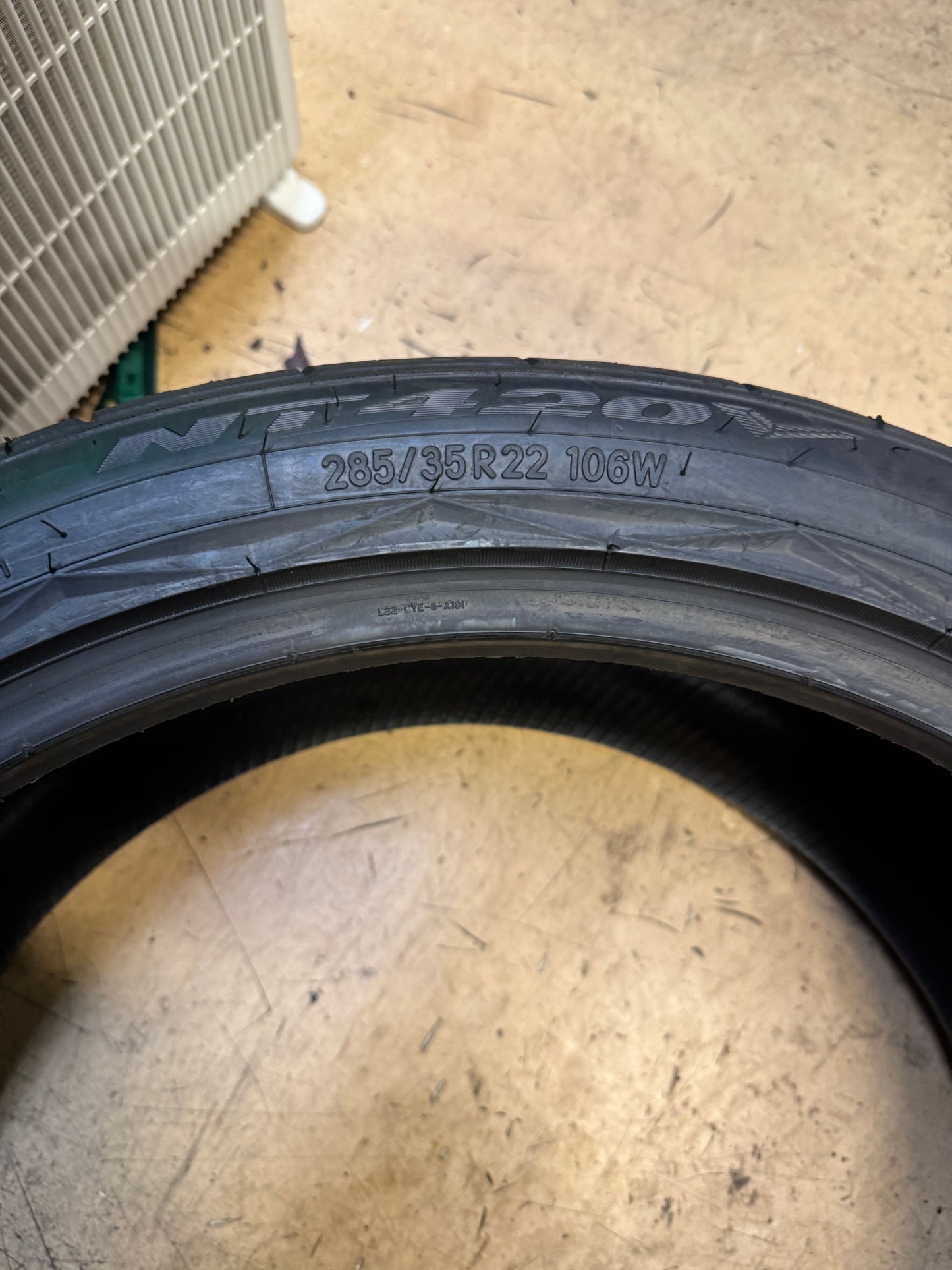 NITTO NT420V BSW P 285 35 22 106W XL ALL SEASON TIRE 206760