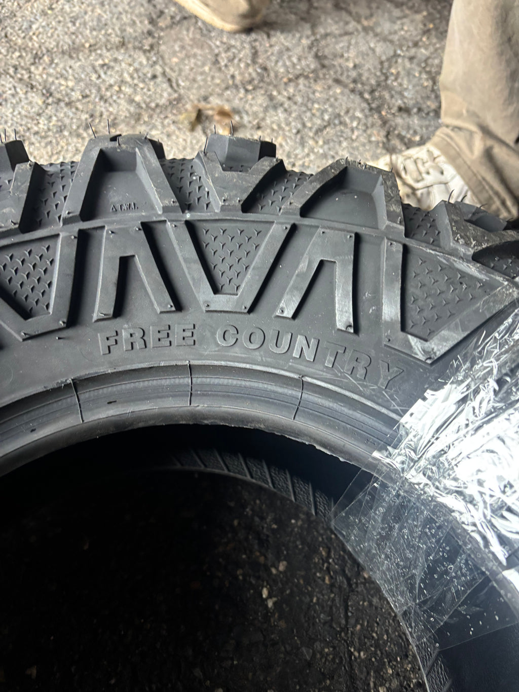 FREECOUNTRY LB1601 BSW AT 25 10 12 8PLY TIRE 10343