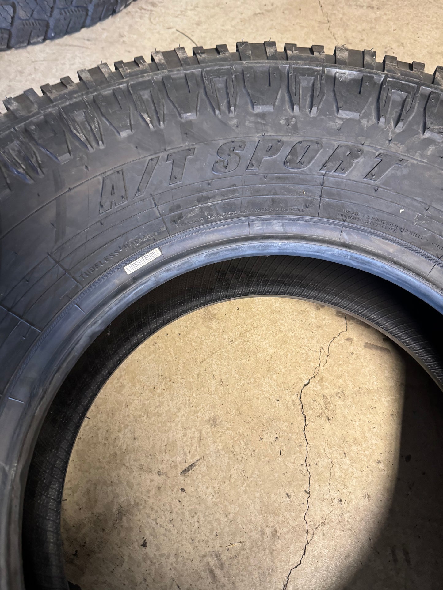 NOS PRO COMP A/T SPORT BSW LT 37 12.5 17 124Q 8PLY ALL TERRAIN TIRE 43712517