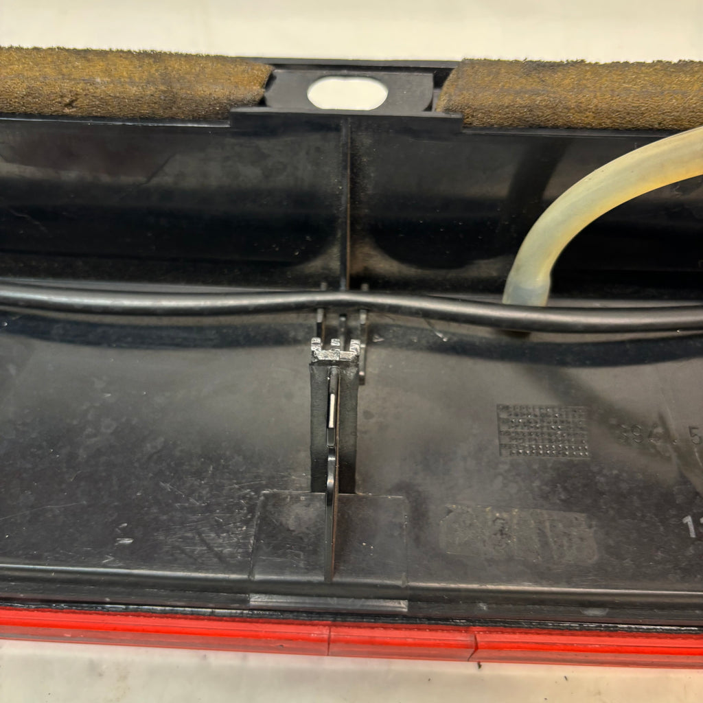 USED GENUINE PORSCHE CARREA 911 84-86 REAR CENTER PANEL LIGHT 0018439R38