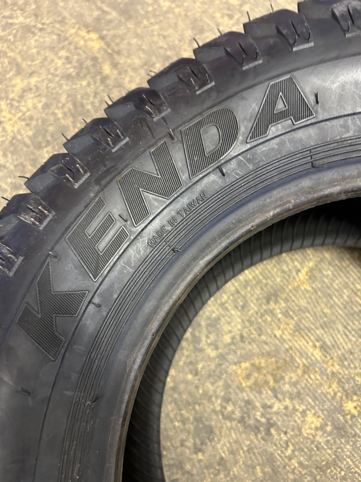 KENDA SUPER TURF K500 BSW  22 9.5 12 4PLY LAWN TIRE 105001272B1