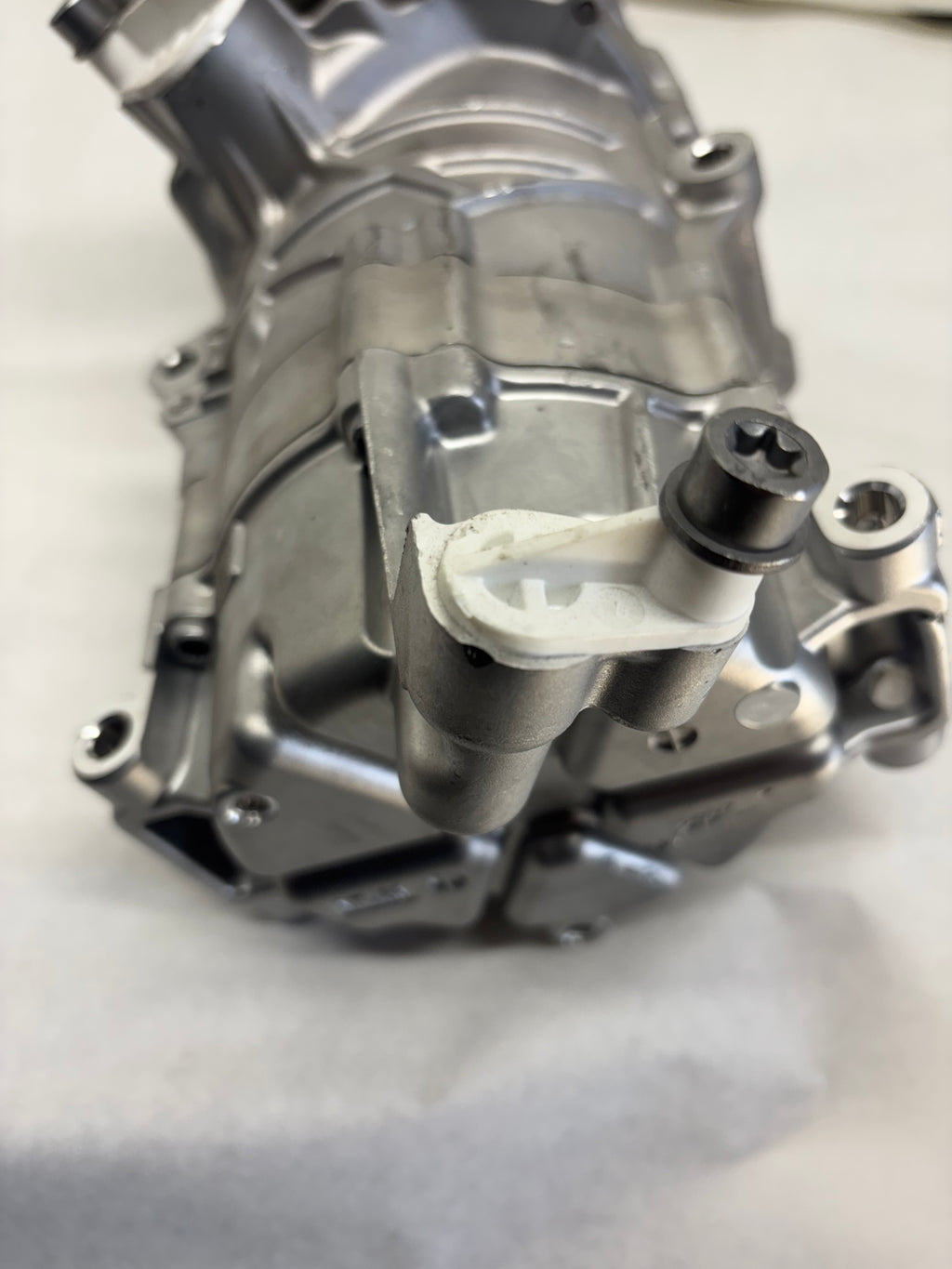 FREIGHTLINER AC COMPRESSOR 57CC 400V ERC MAHLE 22-79626-000 DAMAGED - 2