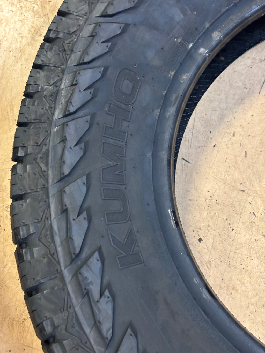 KUMHO ROAD VENTURE AT52 BSW P 255 70 18 113T ALL TERRAIN TIRE 2289983