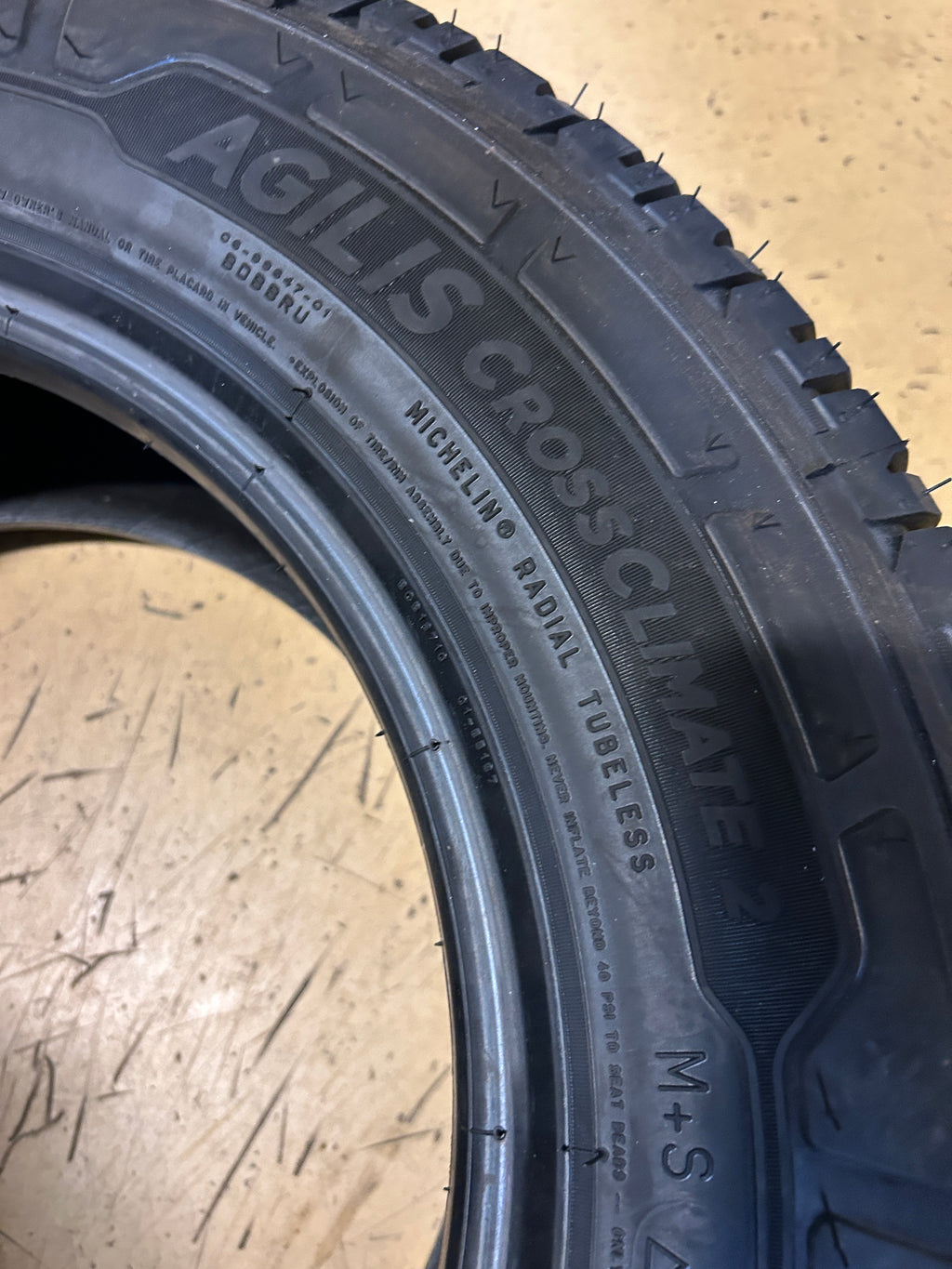 MICHELIN AGILIS CROSSCLIMATE 2 BSW P 235 65 16C 121/119R 10PLY VAN TIRE 27332