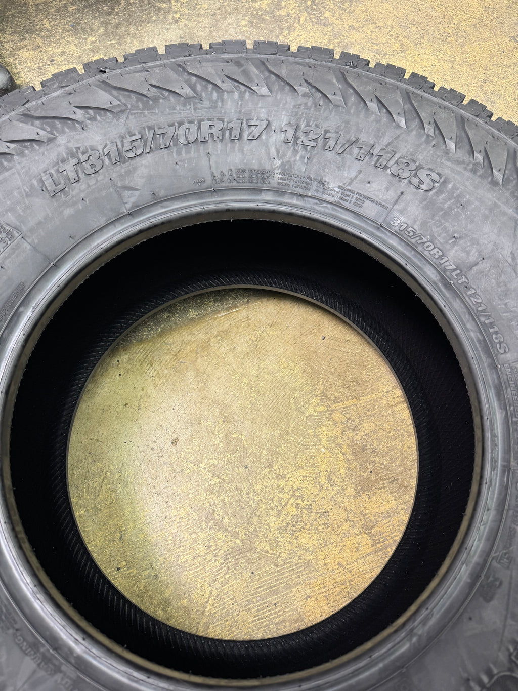 KUMHO ROAD VENTURE AT52 BSW LT 315 70 17 121/118S 10PLY ALL TERRAIN TIRE 2290013