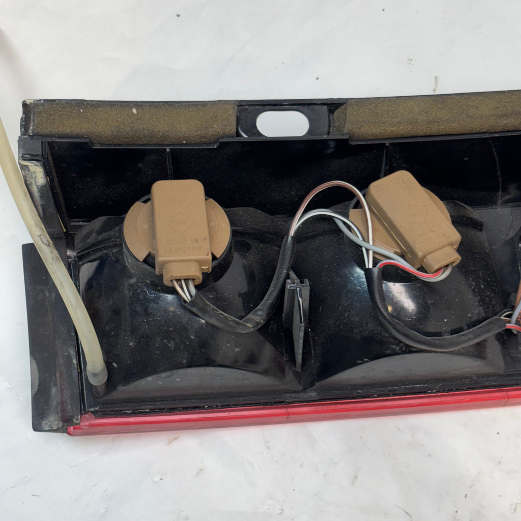 USED GENUINE PORSCHE CARREA 911 84-86 REAR CENTER PANEL LIGHT 0018439R38