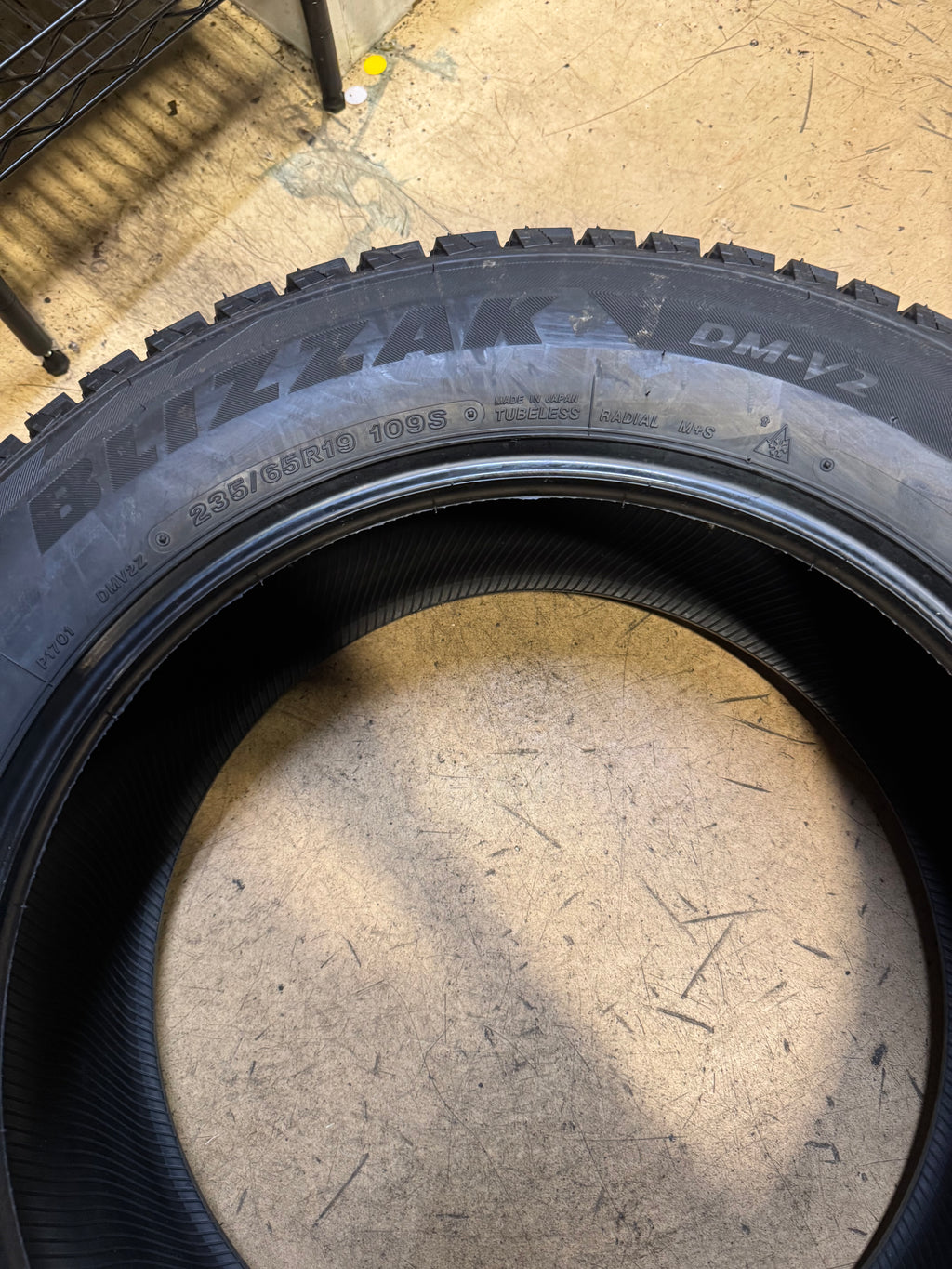 BRIDGESTONE BLIZZAK DM-V2 BSW P 235 65 19 109S XL WINTER TIRE 004315
