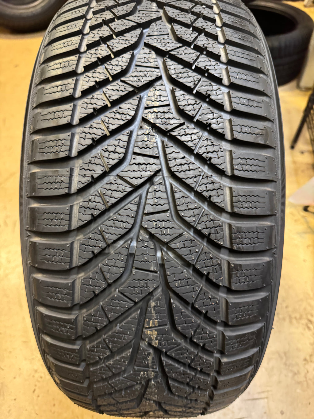 NOS YOKOHAMA BLUEARTH WINTER V905 BSW P 235 45 18 98Y XL UHP WINRER TIRE 90625