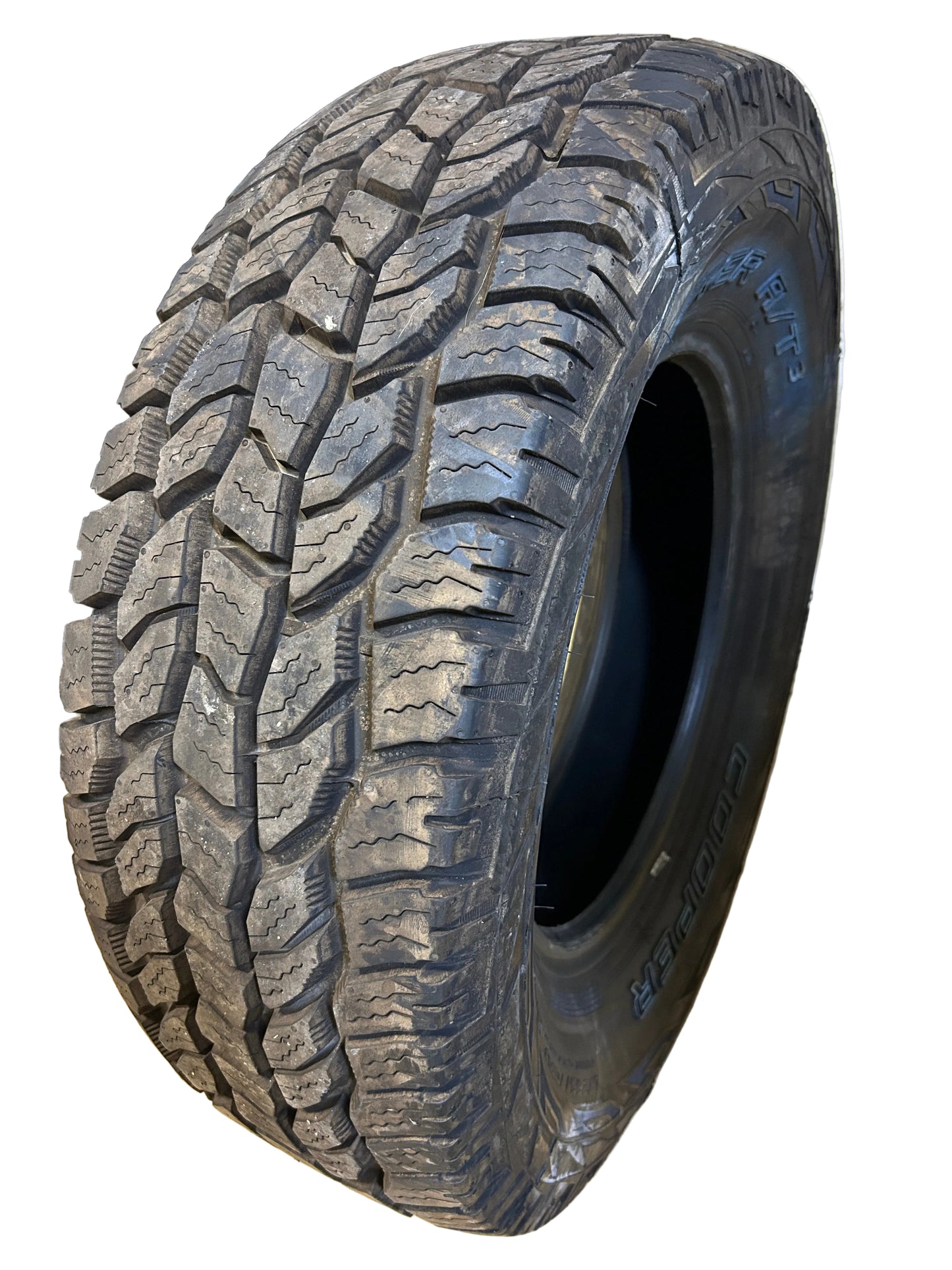 USED 16/32" COOPER DISCOVERER A/T3 OWL LT 265/70R17 112/109S 6PLY TIRE 170001001