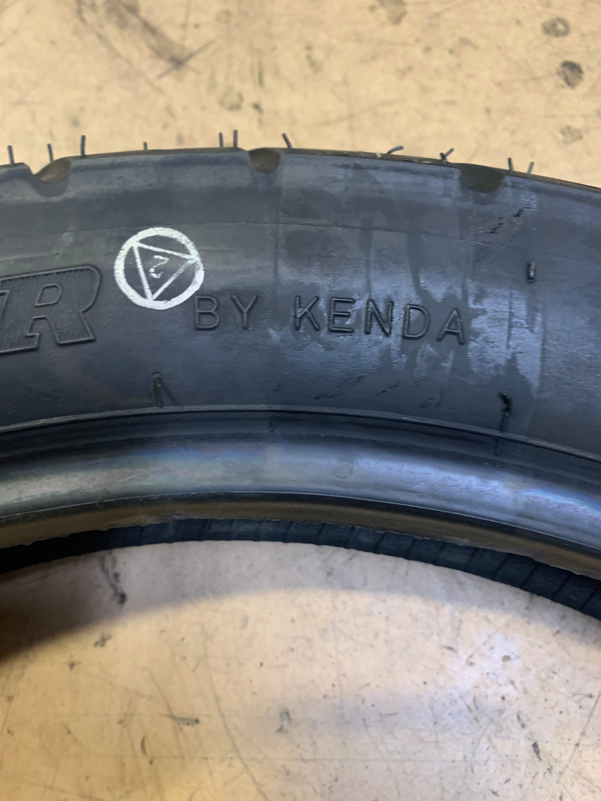KENDA K657 CHALLENGER BSW  110 90 19 68H FRONT MOTORCYCLE TIRE 046571910C