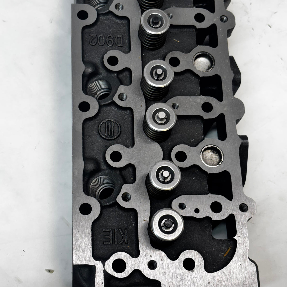D902 COMPLETE CYLINDER HEAD WITH VALVES SPRING FOR KUBOTA D902