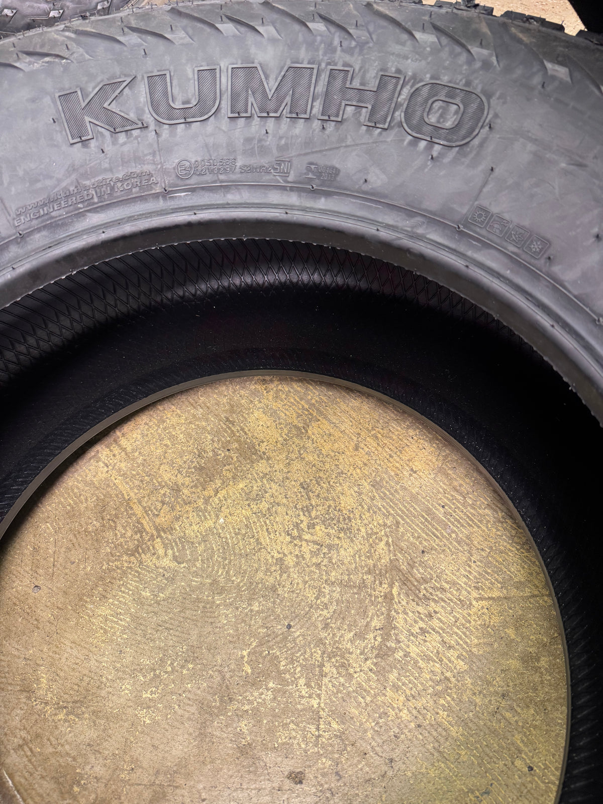 KUMHO ROAD VENTURE AT52 BSW LT 315 70 17 121/118S 10PLY ALL TERRAIN TIRE 2290013
