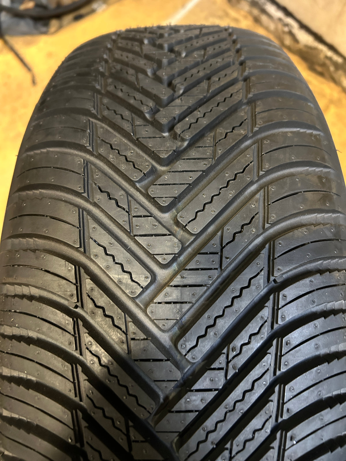 NOS HANKOOK KINERGY 4S2 BSW P 215 60 16 95V ALL WEATHER TIRE 1026994