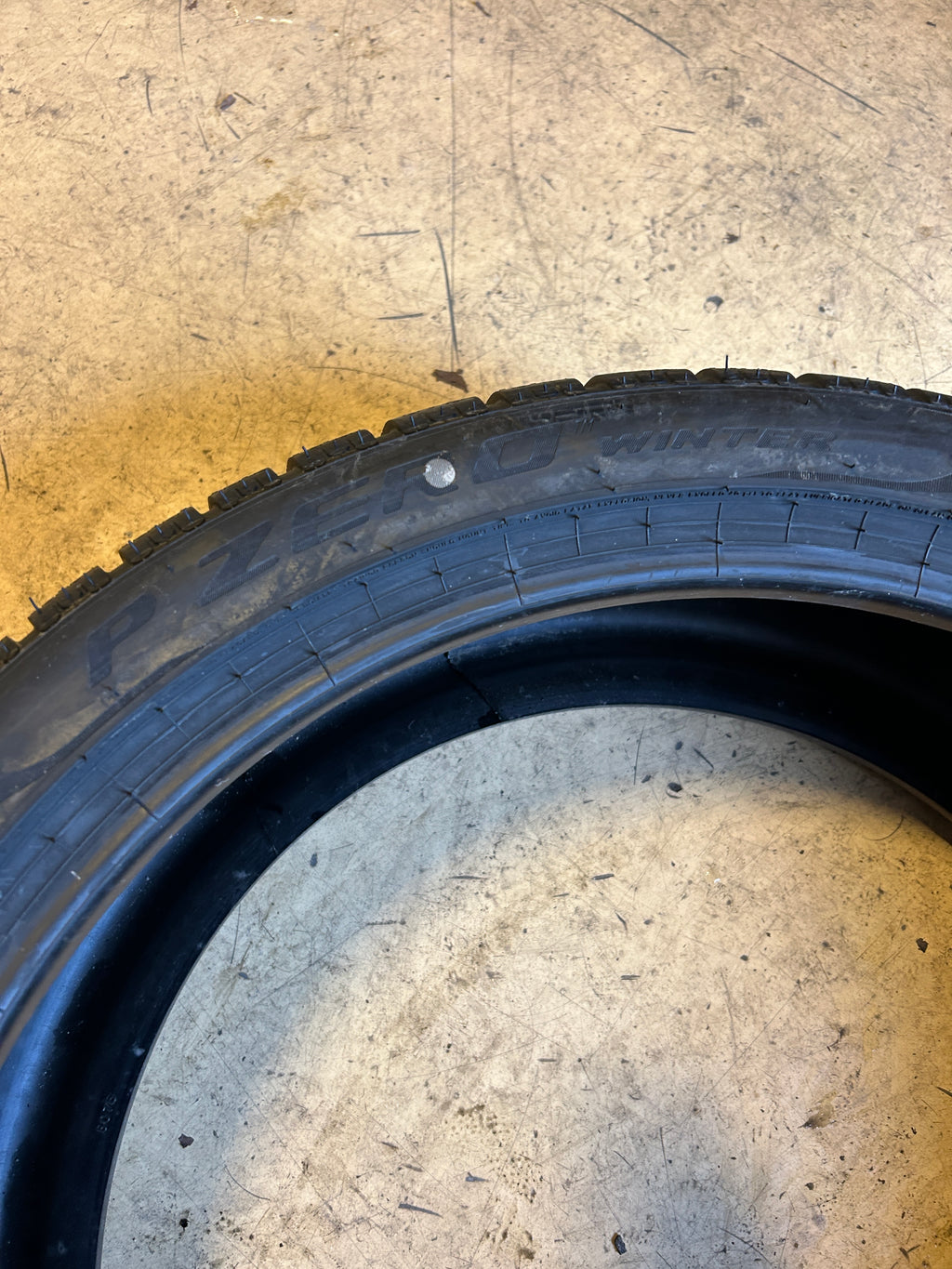PIRELLI P ZERO WINTER BSW P 255 40 21 102H XL WINTER TIRE 3266400