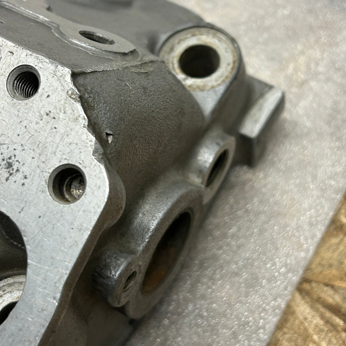 PORSCHE 928 S2 4.7L V8 CYLINDER HEAD MISSING PARTS 9281043483R