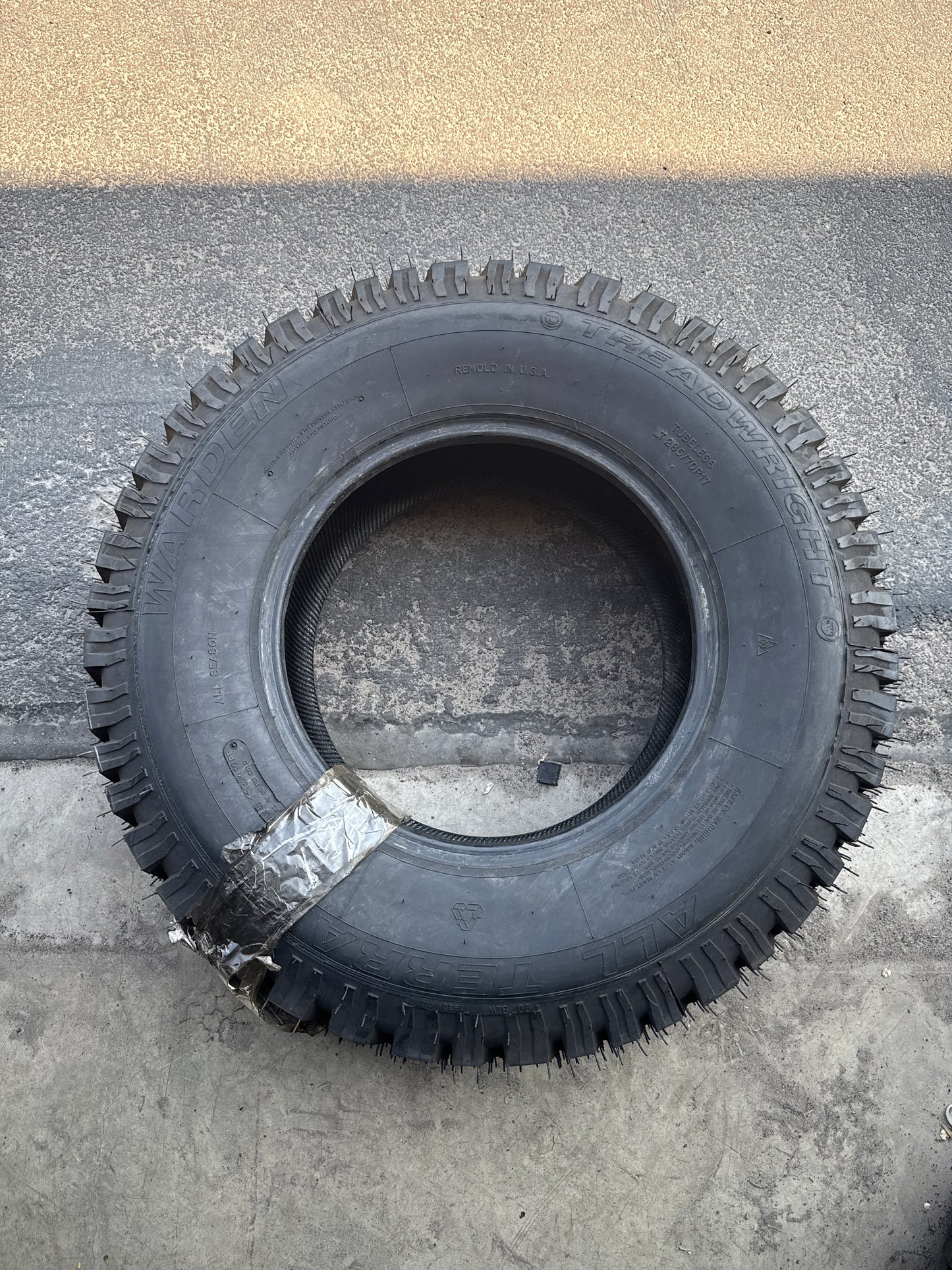 NOS TREADWRIGHT ALL TERRAIN WARDEN LT 285 70 17 118R LRE 10PLY TIRE