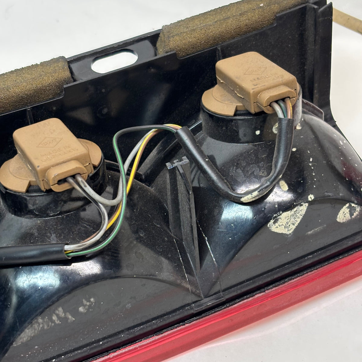 USED GENUINE PORSCHE CARREA 911 84-86 REAR CENTER PANEL LIGHT 0018439R38