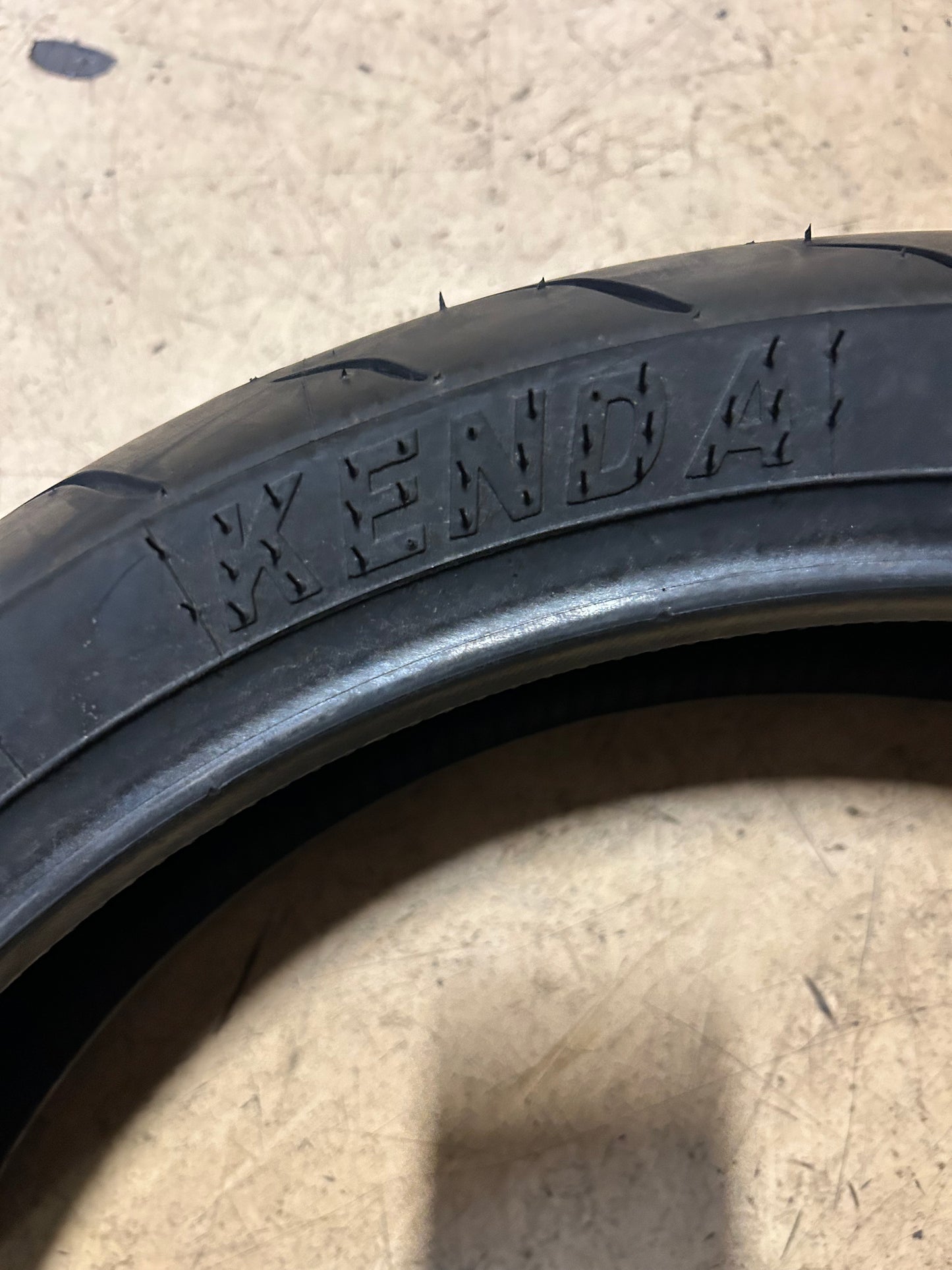 KENDA SPORT TOURING KM1 BSW 120 70 17 58W FRONT MOTORCYCLE TIRE 040017017B1