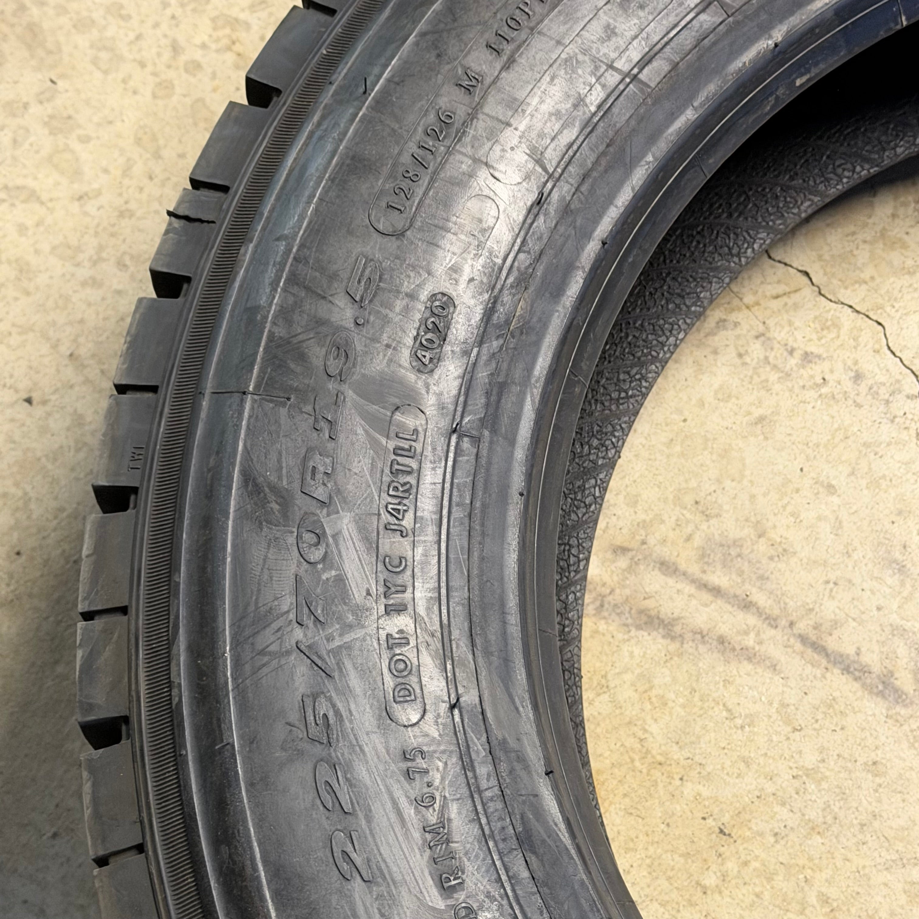 (FREIGHT) NOS TRAVELSTAR TD547 BSW  225 70 19.5 128/126M 14PLY LRG DRIVE TIRE LLTBR016
