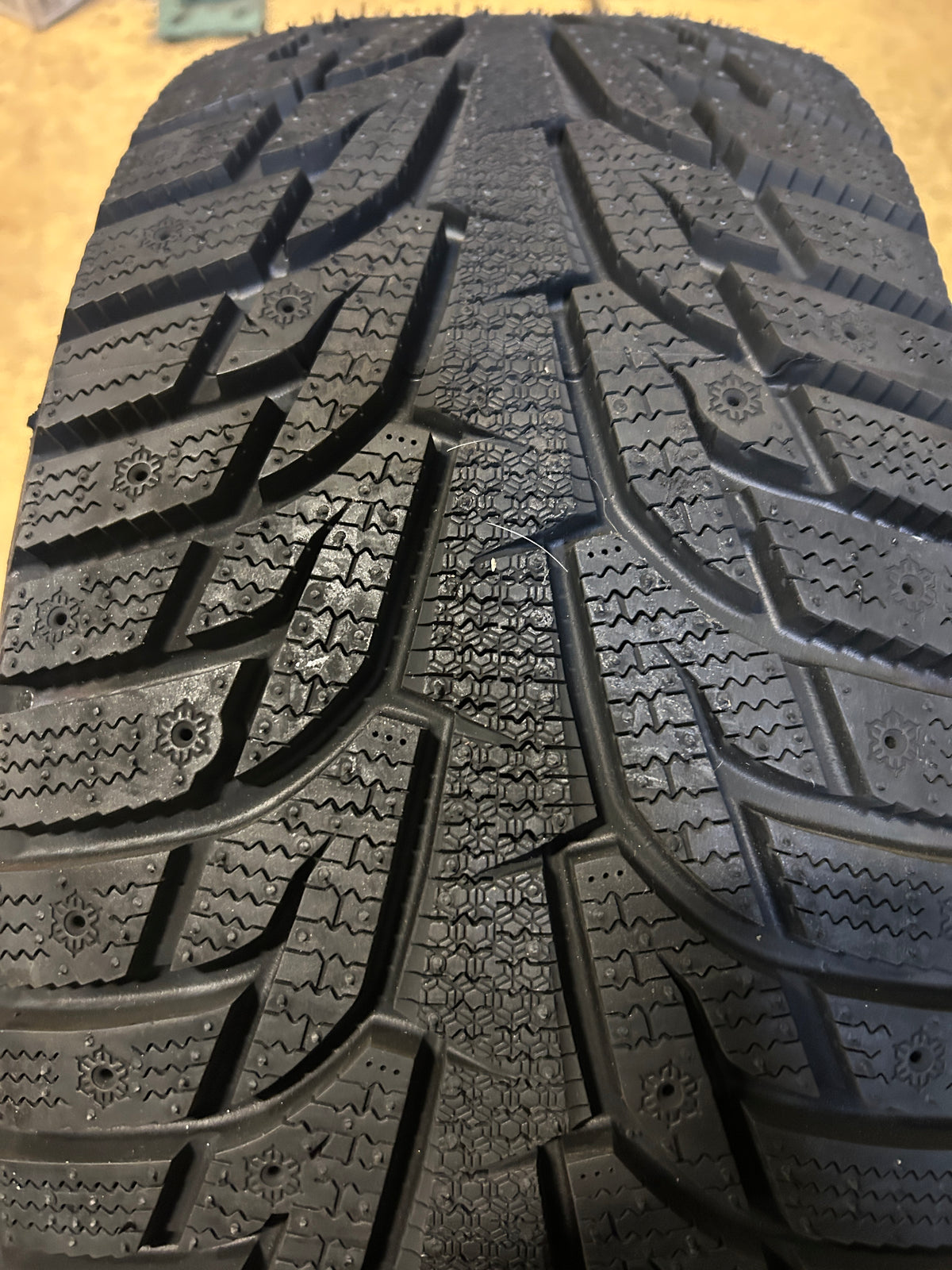 NOS HANKOOK WINTER PIKE RS BSW P 225 45 17 94T WINTER TIRE 1014410